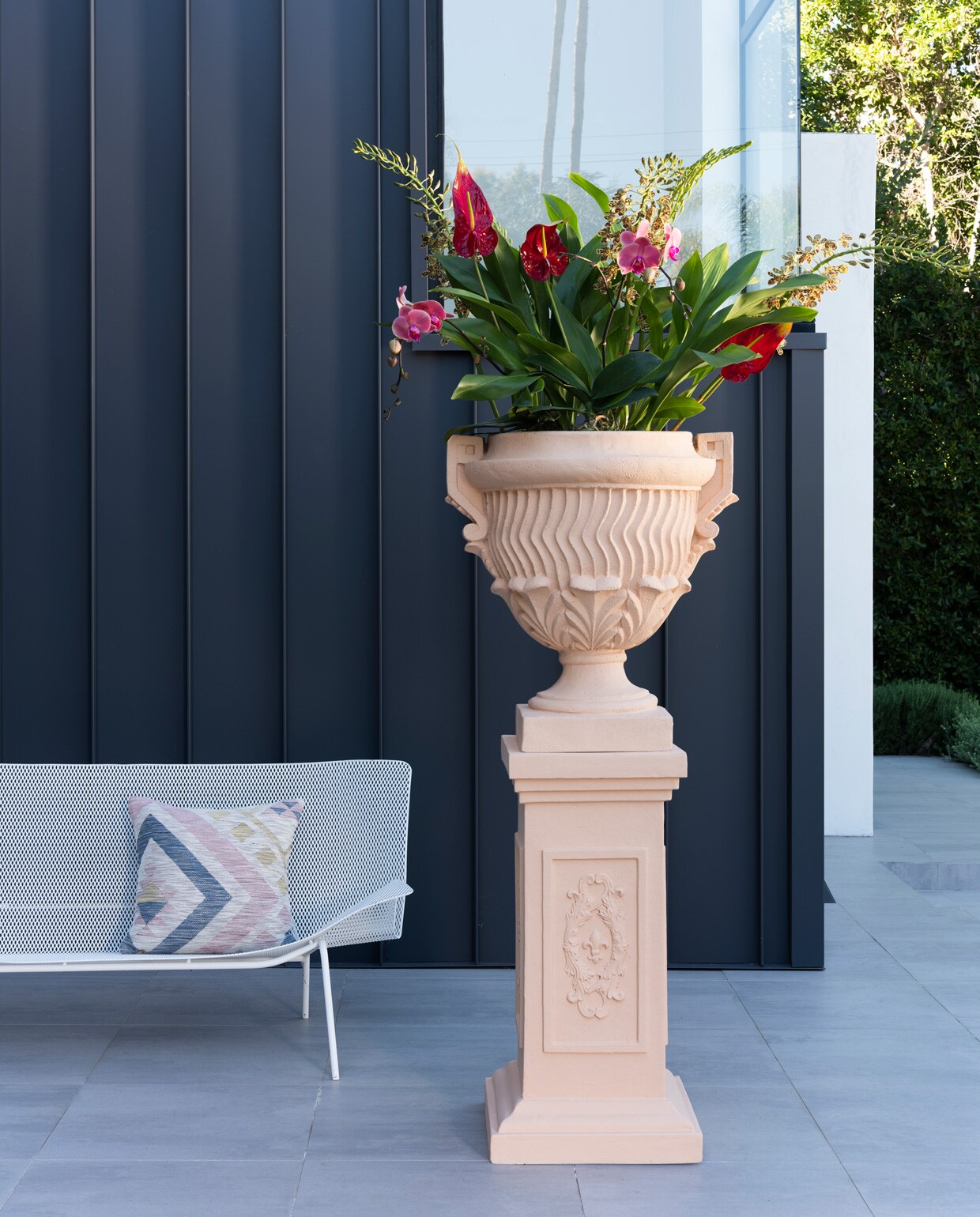 Bloempot op voetstuk in Faded Terracotta No. CC8, stoel in Salt No. CC5 en de muren in Tar No. CC1, Exterior Eggshell.