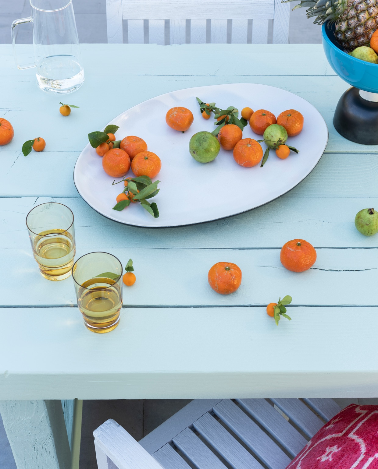Tafel in Palm No. CC4 en stoelen in Salt No. CC5, beide Exterior Eggshell.