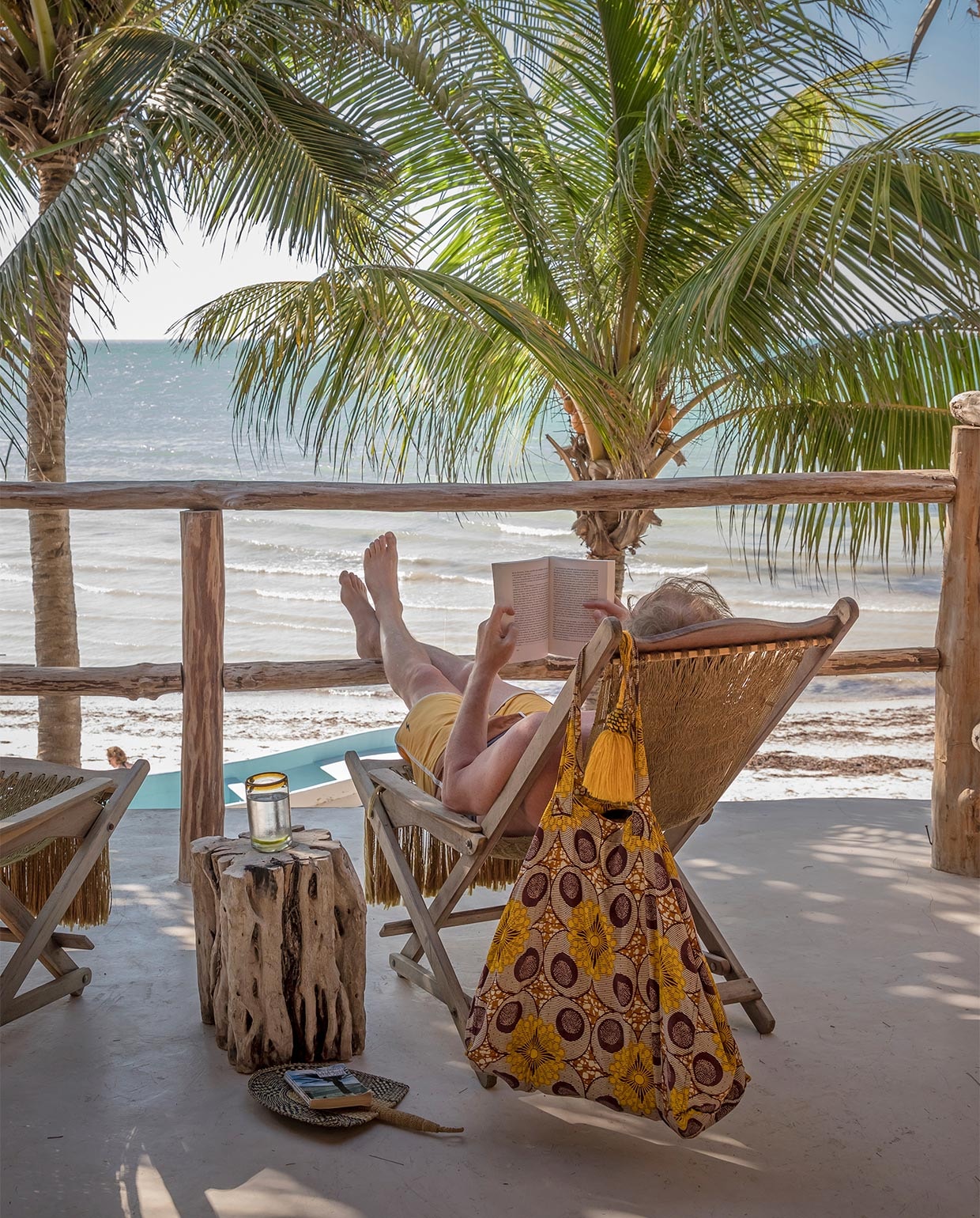 Hét recept voor een topdag: een ligstoel en een mooi uitzicht. Gevlochten ligstoelen gekocht in Yucatán.