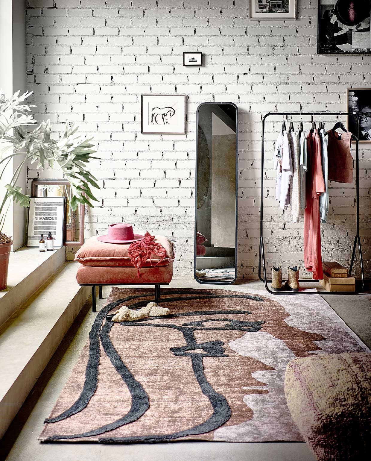 Vloerkleed Roden van Woood, van wol en polyester, 240×170 cm € 189,-, kledingrek Compactor € 29,99, spiegel Hub van Umbra € 175,10 (vtwonen.be). Poef van Marokkaanse berber, 60x60x25 cm incl. vulling € 119,- (rozenkelim). Poef Retro hocker in kleur Magnolia € 695,- (hkliving). Teddystof sloffen € 29,99 (zara.com). Hoed van Old habits Die Hard € 199,95, bodylotion van Sprekenhus € 30,-, bordeauxrode, kanten body Marilyn € 79,-, beha Love Stories € 45,-, overige kleding vanaf € 59,95 (studione9en.nl). Cowboylaarzen Jola van Closed € 350,- (orangebag). Artwork Je t’aime magique in zwarte lijst, A3 € 75,- (hotelmagique.com). Overig privébezit.