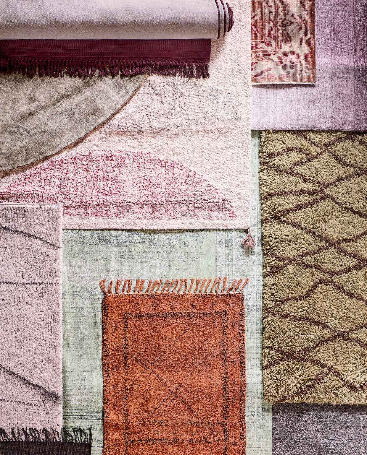 Paars laagpolig vloerkleed Arc de Sant Purple van Momo rugs, in verschillende maten verkrijgbaar, 170×240 cm € 959,- (vloerkledenwinkel.nl). Vintage bruin-roze vloerkleed, 285×174 cm € 490,- (rozenkelim.nl). Getuft vloerkleed met abstracte vormen van Madam Stoltz, 140×200 cm € 171,50, oranje-rood getuft vloerkleed van Madam Stoltz, 70×140 cm € 67,-, chocoladebruin vloerkleed Melange van Ferm Living, 60×100 cm € 39,- (deens). Groen vloerkleed Ravel, 250 cm (Ø) € 499,-, vloerkleed met franje Valence van Linie Design in kleur Plum, 300×200 cm € 570,99 (vtwonen.be). Olijfgroen berber vloerkleed met bruine zigzaglijnen, 280×180 cm € 895,- (hkliving). Groen vloerkleed met print Khayyam Told Me Canal Grande van Jackie and the Fish, in verschillende maten verkrijgbaar vanaf € 130,- (vloerkledenwinkel.nl). Grijs vloerkleed Abstract van vtwonen, 160×230 cm € 129,-, wit-grijs vloerkleed Abstract van vtwonen, 160×230 cm € 129,- (karwei.nl). Oudroze geweven vloerkleed Oksa van Linie Design, 170 cm (Ø) € 270,- (vtwonen.be).