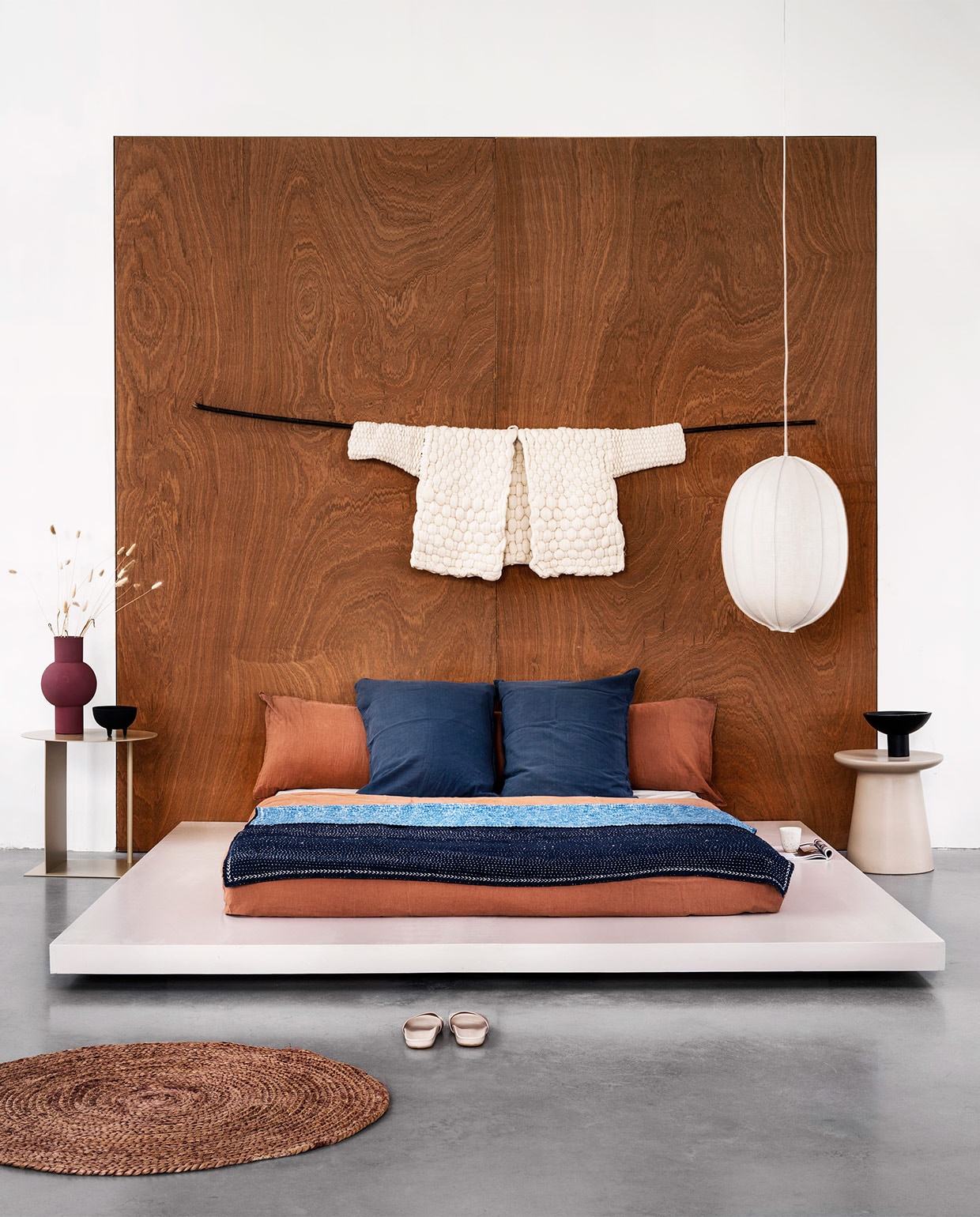 Plateau op maat gemaakt (com-anders.nl). Linnen dekbedovertrek in kleur Mokka, 220×240 cm, lang kussen Bedmate, lange kussenhoes in kleur Mokka, kussenhoes in kleur Midnight Blue (suite702.com). Doorgepitte sprei van dubbellaags katoen (toast.co.uk). Linnen lamp Cocon. Bijzettafel rechts (boer-staphorst.nl). Schaal, vaas, schaal op voet (urbannatureculture). Bijzet- tafel links Place van Ferm Living, terra sisal mat (vtwonen.be). Slippers van Humanoid (sukha). Kimonojas van wol als kunst aan de muur,(caterinatioli.com).
