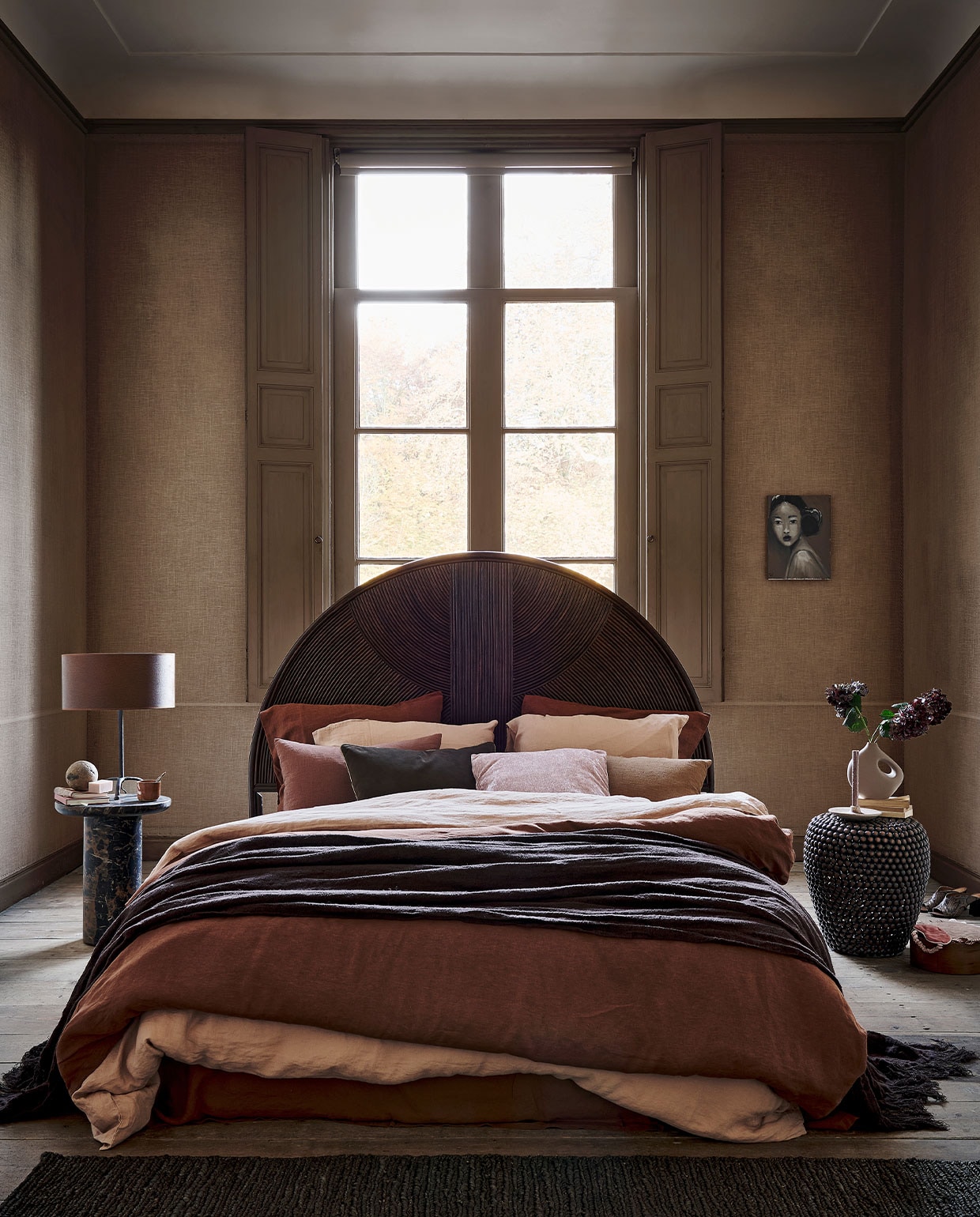 Faux marmeren bijzettafel € 435,-, metalen bijzettafel met bolletjes € 235,- (polspotten). Metalen lampenvoet € 69,99 (zarahome.com). Bruine lampenkap € 45,- (lluce). Terra notitieboek € 19,95, terra keramieken beker € 12,95, donkerbruin juten vloerkleed € 150,-, donkerroze langwerpig linnen kussen € 59,-, lichtbruin langwerpig linnen kussen € 59,- (letoile.store). Bedhoofd € 569,-, bruine linnen plaid € 375,- (nordal.eu). Bruin linnen dekbedovertrek met slopen € 199,95 (yumeko). Zachtroze dekbedovertrek vanaf € 190,-, zachtroze kussenslopen, per stuk € 25,- (paviljoennoord.com). Bruin fluwelen kussen € 79,- (allurehome). Roze fluwelen kussen € 34,99 (brechtjeolsthoorn). Olieverfschilderij prijs op aanvraag (gracespiegel.com). Lichtbruine keramieken vaas € 17,99 (hm.com). Keramieken kandelaar € 14,99, oogmasker € 9,99, gestreepte toilettas € 16,99 (sissy-boy.com). Overig privébezit.