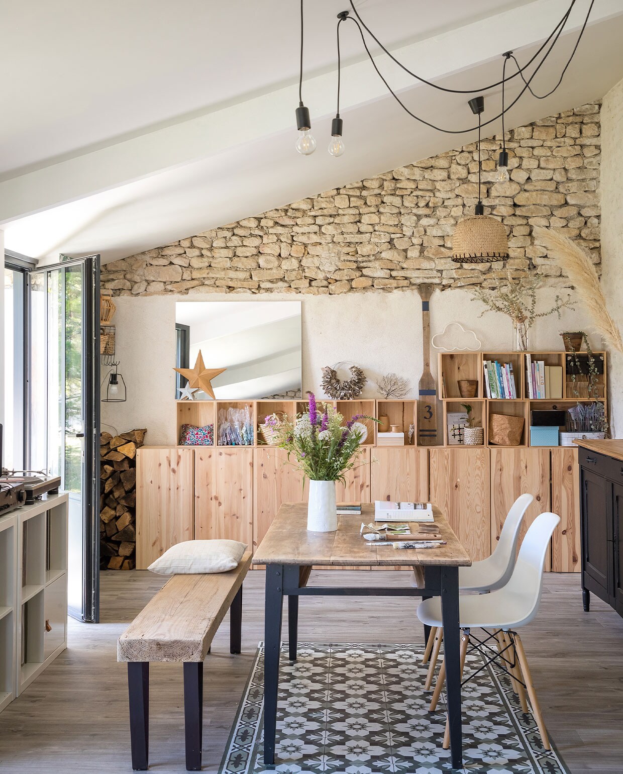 Dennenhouten kast Ikea, vloer vinyl Scraped Grey Oak van Quick-Step, muurverf kalk van Leroy Merlin, buffet van rommelmarkt zwartgeverfd met verf van ID Paris, stoelen en hanglamp Cult Furniture, lampenkap Maisons du Monde. Overig onbekend.