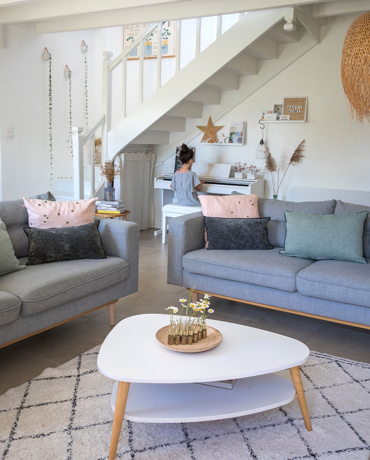 Bank en muurpotjes Maisons du Monde, salontafel La Redoute, tapijt Décor Berbère, lampenkap Kasbah Chic. Grijze kussens Maison de Vacances, andere kussens La Cerise sur le Gâteau. Overig onbekend.