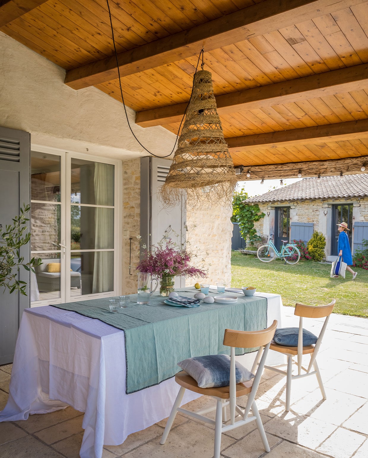 Tafelkleed Harmony Textiles, stoelen Lafuma, kussens Merci Paris, vaas Côté Table, servetten Maison de Vacances. Overig onbekend.