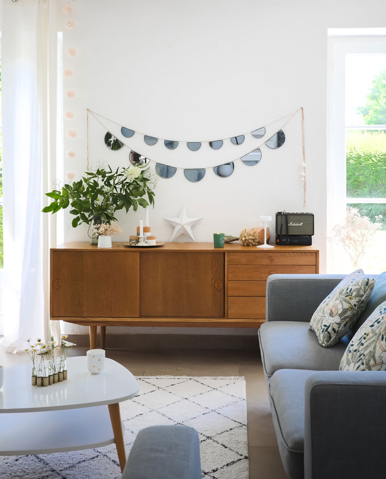 Bank Maisons du Monde, salontafel La Redoute, buffet Selency, tapijt Décor Berbère, slinger Etsy, gordijnen LinenMe, kussens La Cerise sur le Gâteau. Overig onbekend.