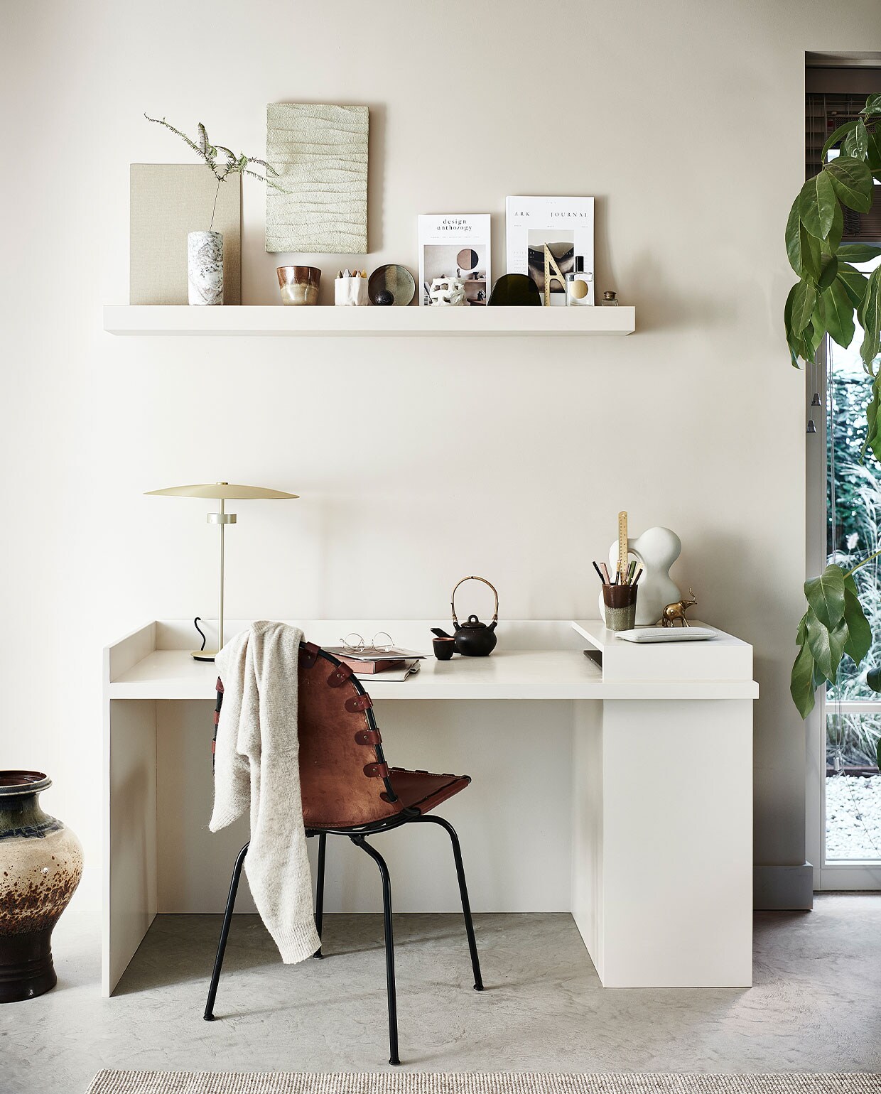 Verf op muur Mushroom nr. 142 (littlegreene). Theepot met kopje € 35,99, bruin/groene mok € 15,99, groen/bruine aardewerken pot met kaars € 19,99, rond klein bordje, per stuk € 11,99, sisal vloerkleed, 160×230 cm € 279,- (zarahome.com). Organische decoratieve steen € 24,99 (hm.com). Gouden tafellamp Reflection van Bolia € 364,99 (vtwonen.be). Overig privébezit.