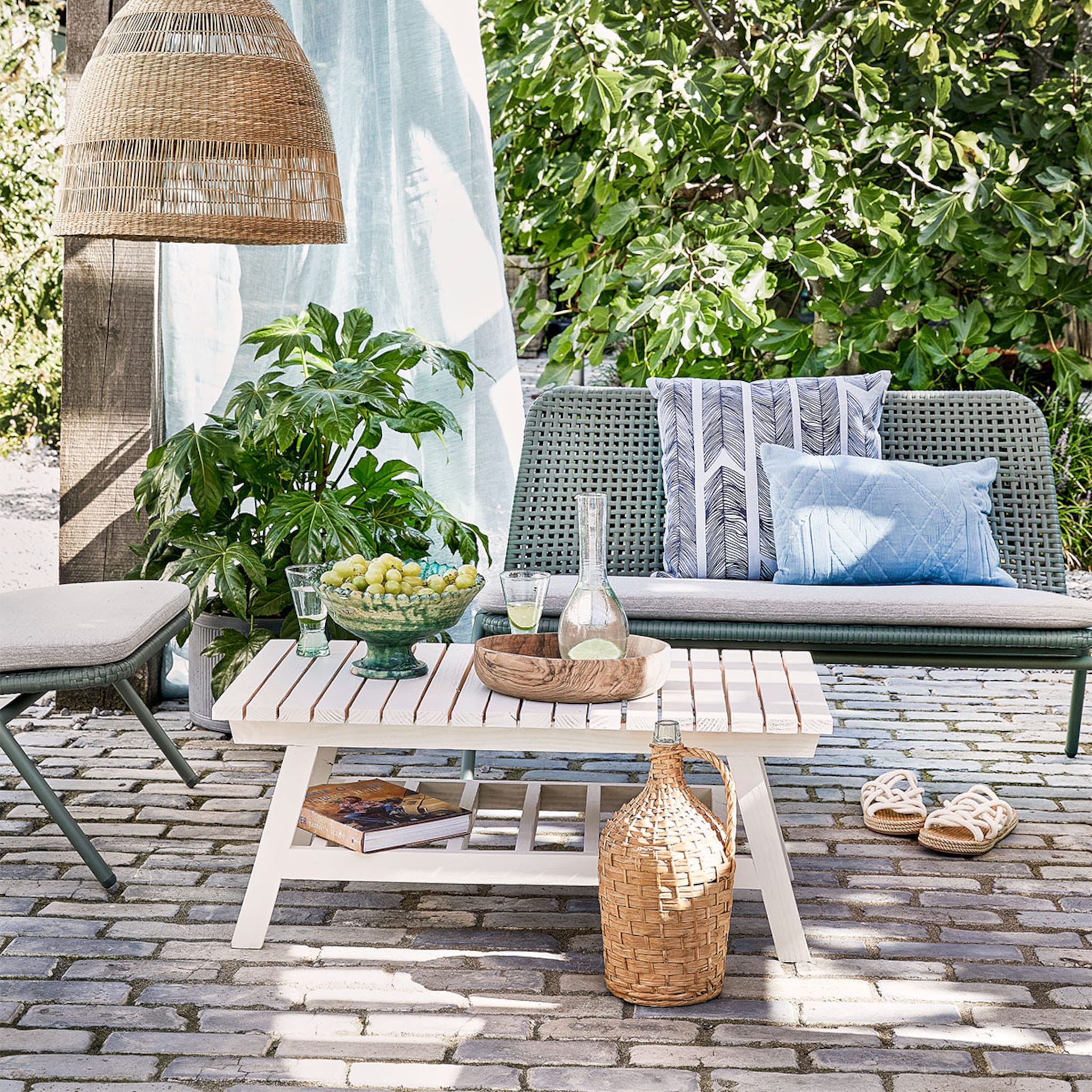 vergrijsde houten tuinmeubels opknappen