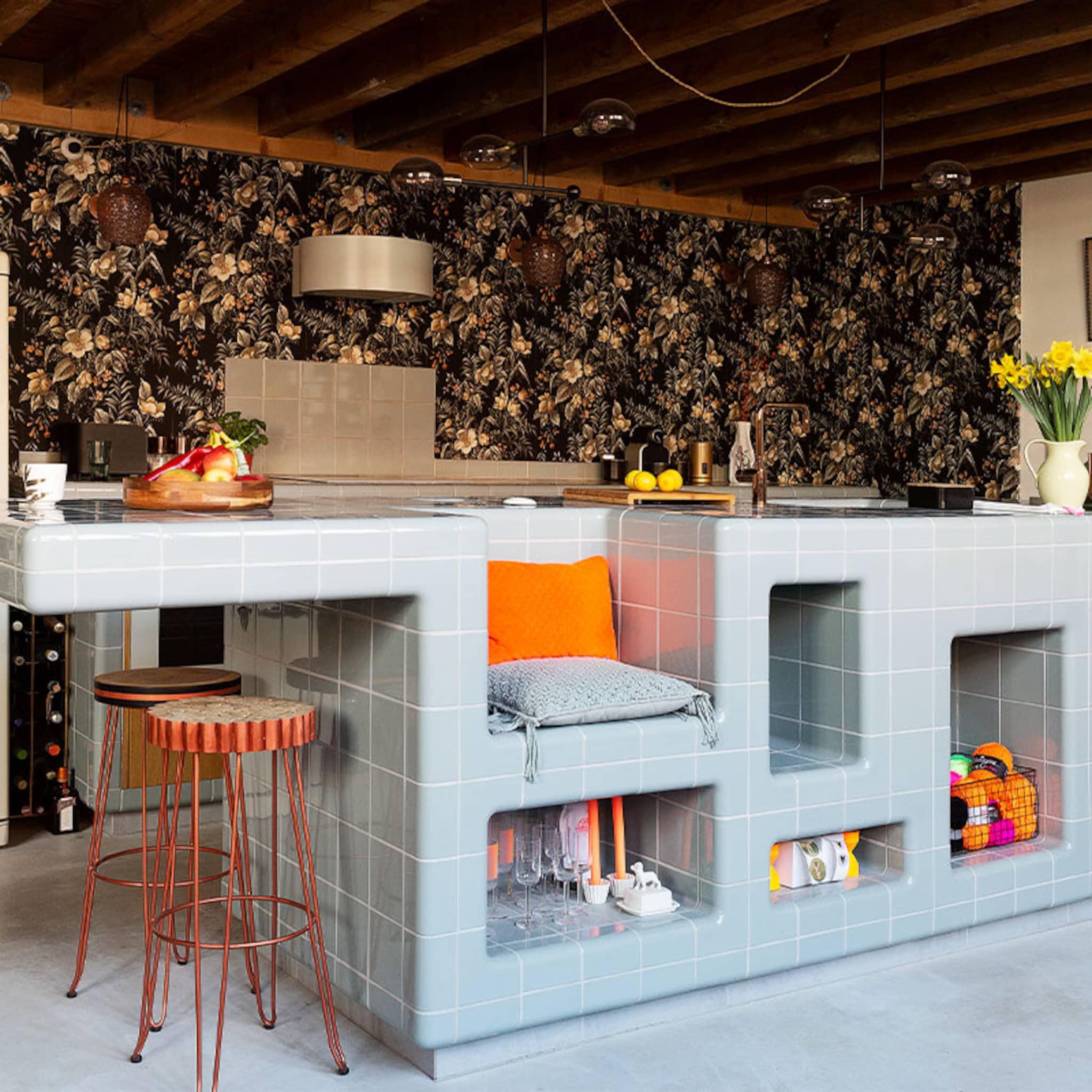 binnenkijken in een design keuken met sculpturale vormen