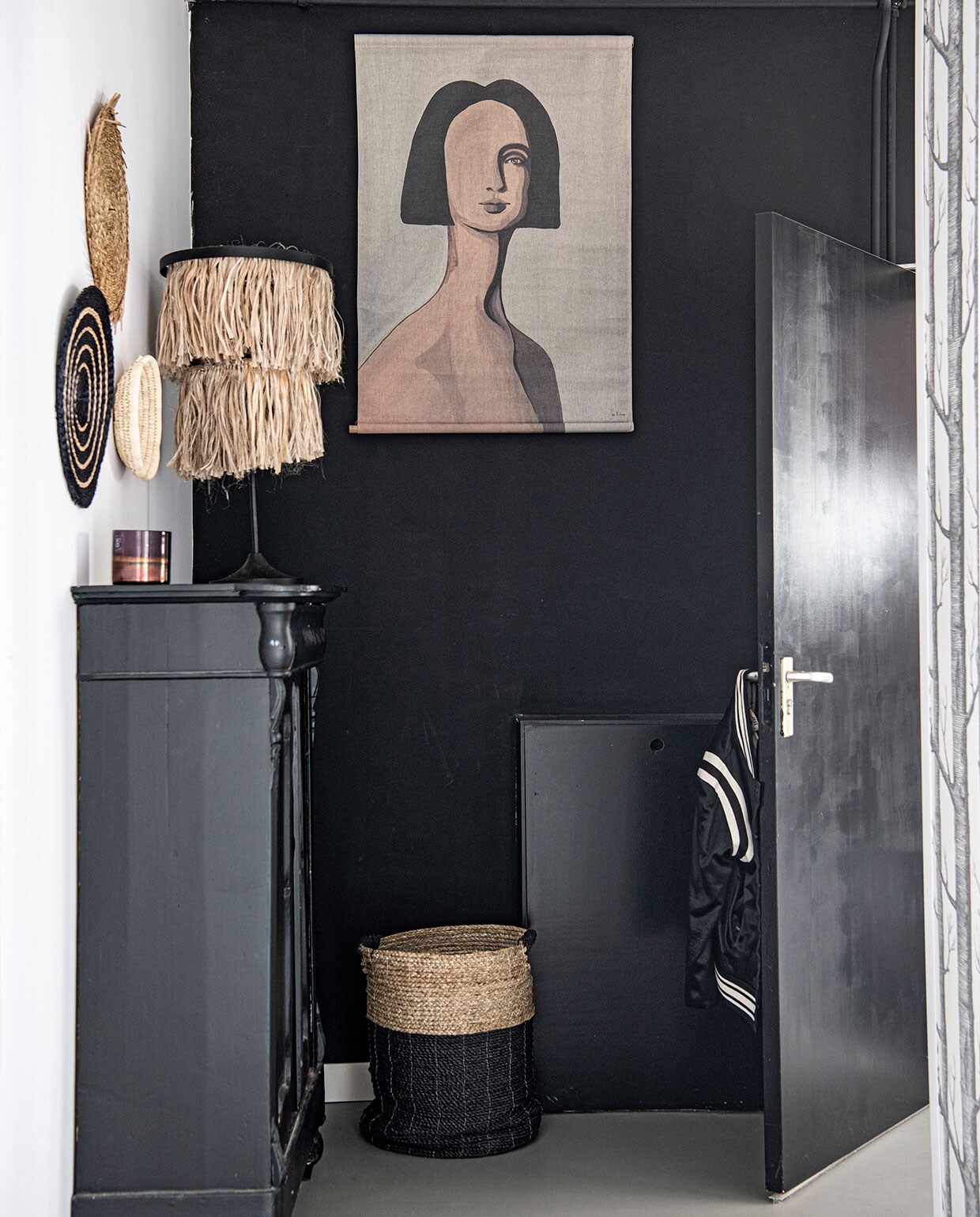 Zwarte meisjeskast van overgrootoma Lennard. Lamp PT, wandkleed en wanddecoratie HKliving. Muurkleur zwart, gietvloer Evolve, behang Cole and Son. Kaars XO en mand Manggis Living.