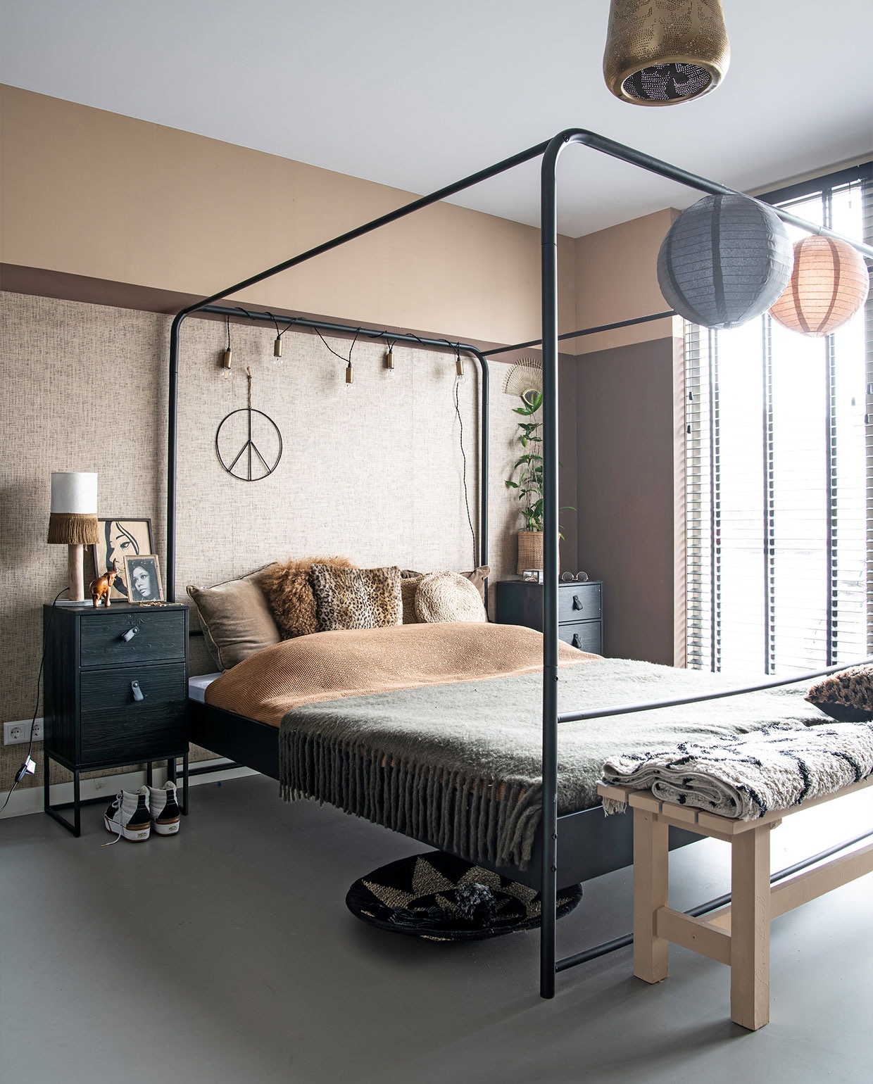 Gietvloer Evolve, hemelbed en nachtkastje Woood, plaid Go Round, kussens J-Line, dekbed H&amp;M, bankje voor bed Marktplaats net als de wanden geverfd met matte Amazona krijtverf kleur Skin, behang Eijffinger, peaceteken Evenaar, raambekleding Ilumio. Gouden slingerlampjes Karwei, lampionnen AliExpress, lamp Zenza, lijst Housevitamin, poster in oude lijst is schoonmoeder, gemaakt door haar broer, beeld uit Tanzania, mand onder bed Manggis Living, plantenpot uit eigen winkel, merk onbekend. Overig allemaal uit eigen winkel.