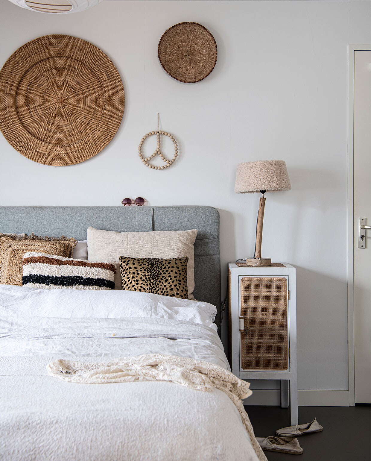 Kussens Go Round, kussen dierenprint HKliving, teddy lampenkap Mars &amp; More. Bed Karlsson, beddengoed Walra, spreien H&amp;M Home en HKliving, wanddecoratie Manggis Living, peaceteken Evenaar, zonnebril Chanel, nachtkastje uit eigen winkel, merk onbekend.
