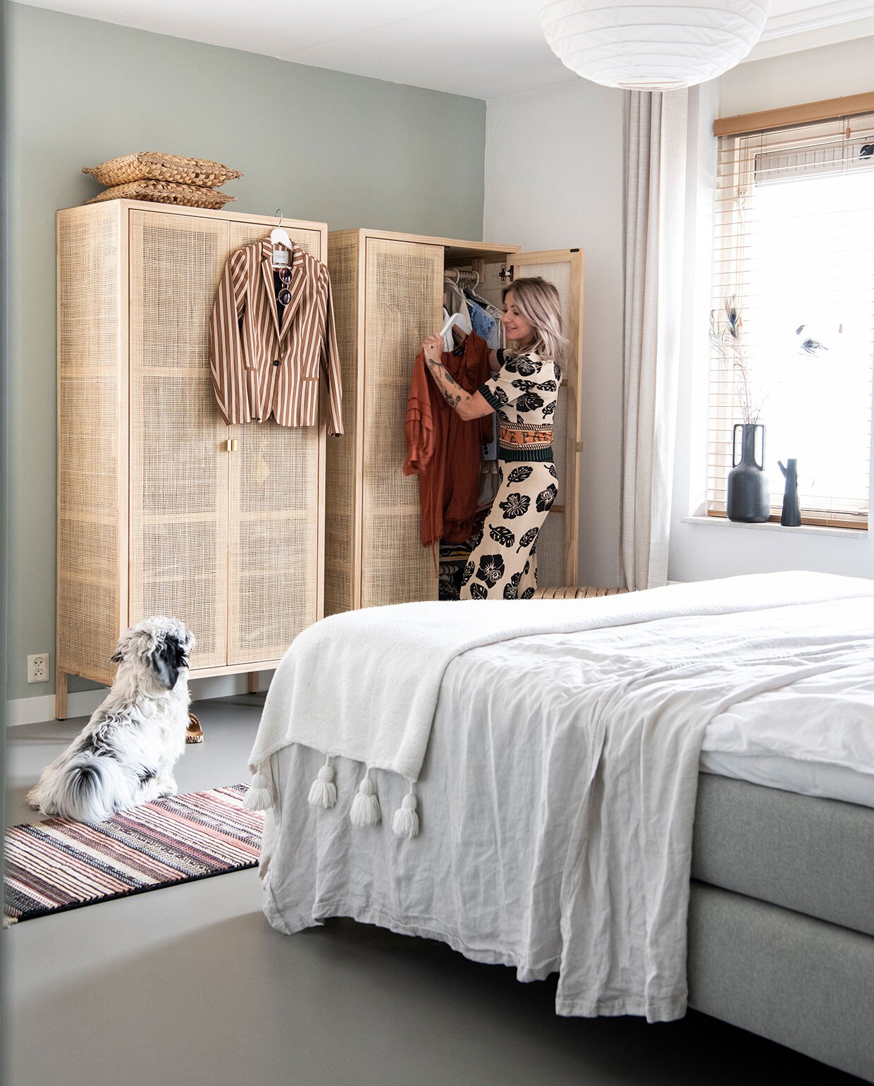 Vloerkleed Rocaflor, sprei bed Mrs. Bloom, bijzettafel , potten Gina Da, accessoires allemaal uit eigen winkel.