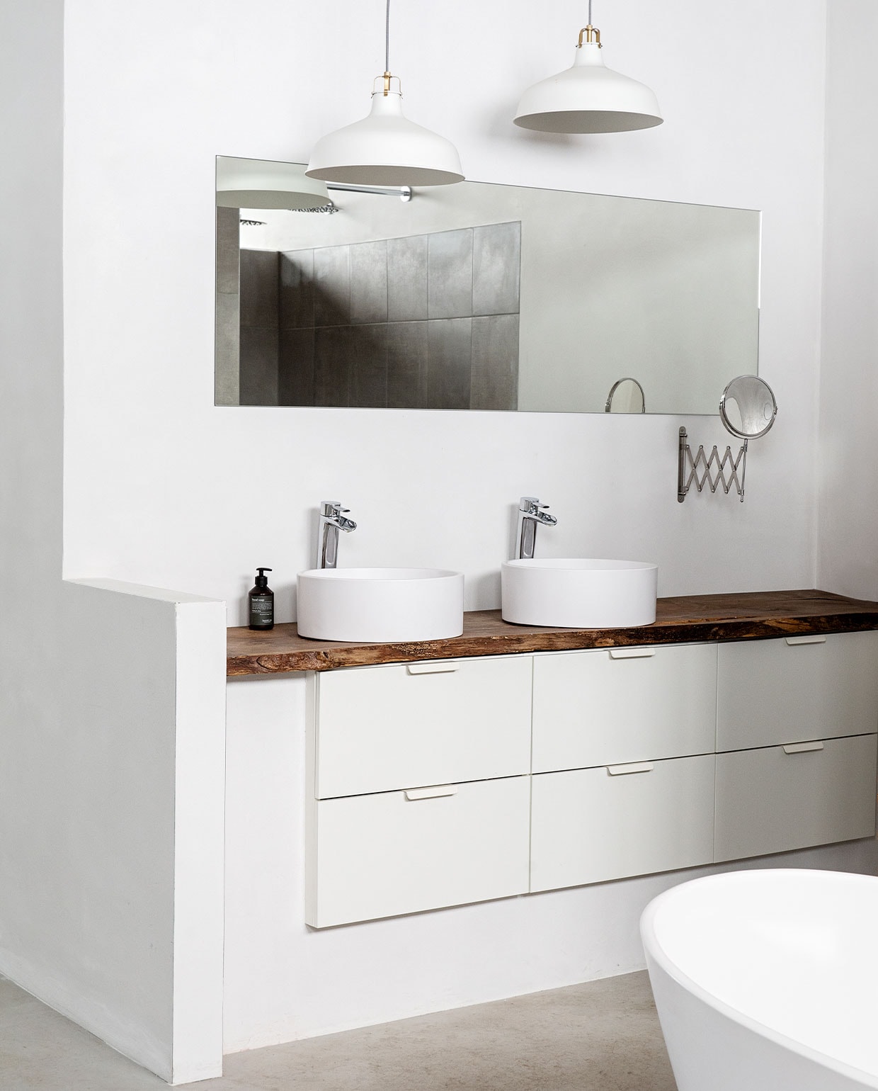 Badmeubel zelfgemaakt van resthout uit de fabriek. Lades Ikea. Waskommen matwit composiet Solid Surface. Watervalkranen Praxis.