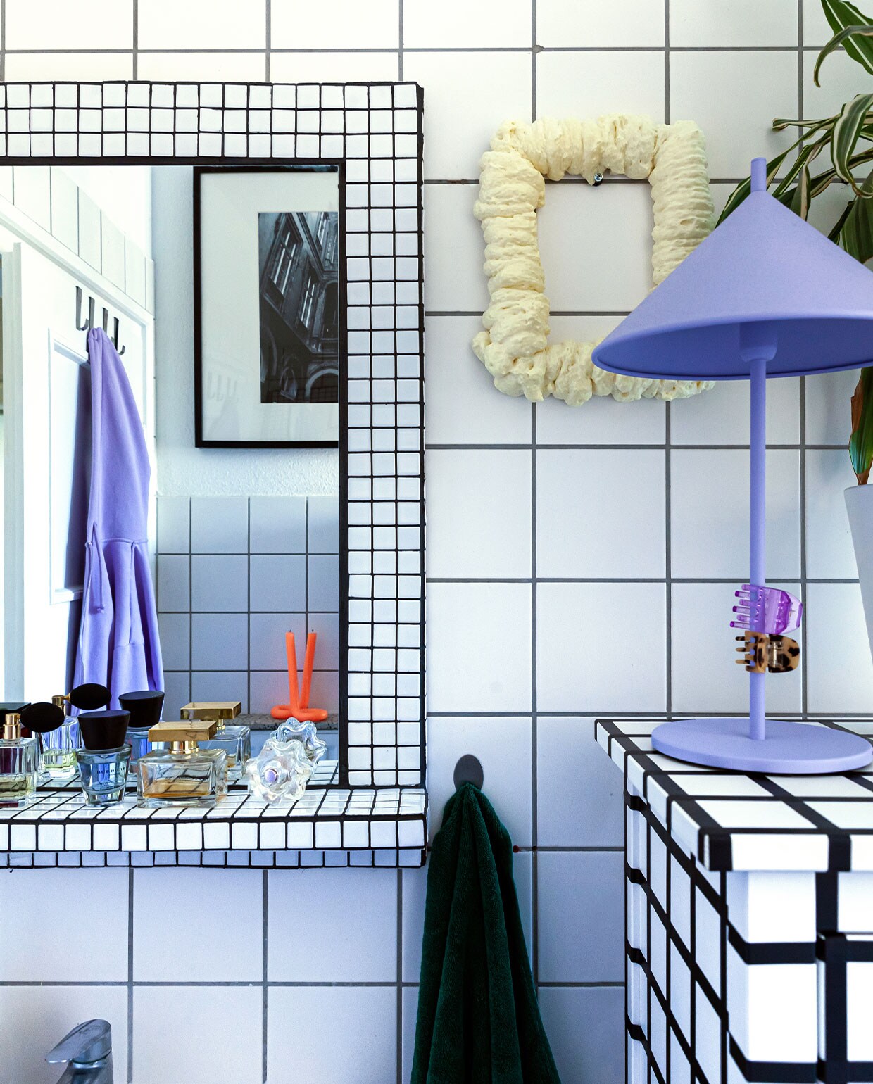 Lamp HKliving. Kast Hemnes van Ikea en spiegel zelf gedecoreerd. Overig onbekend.