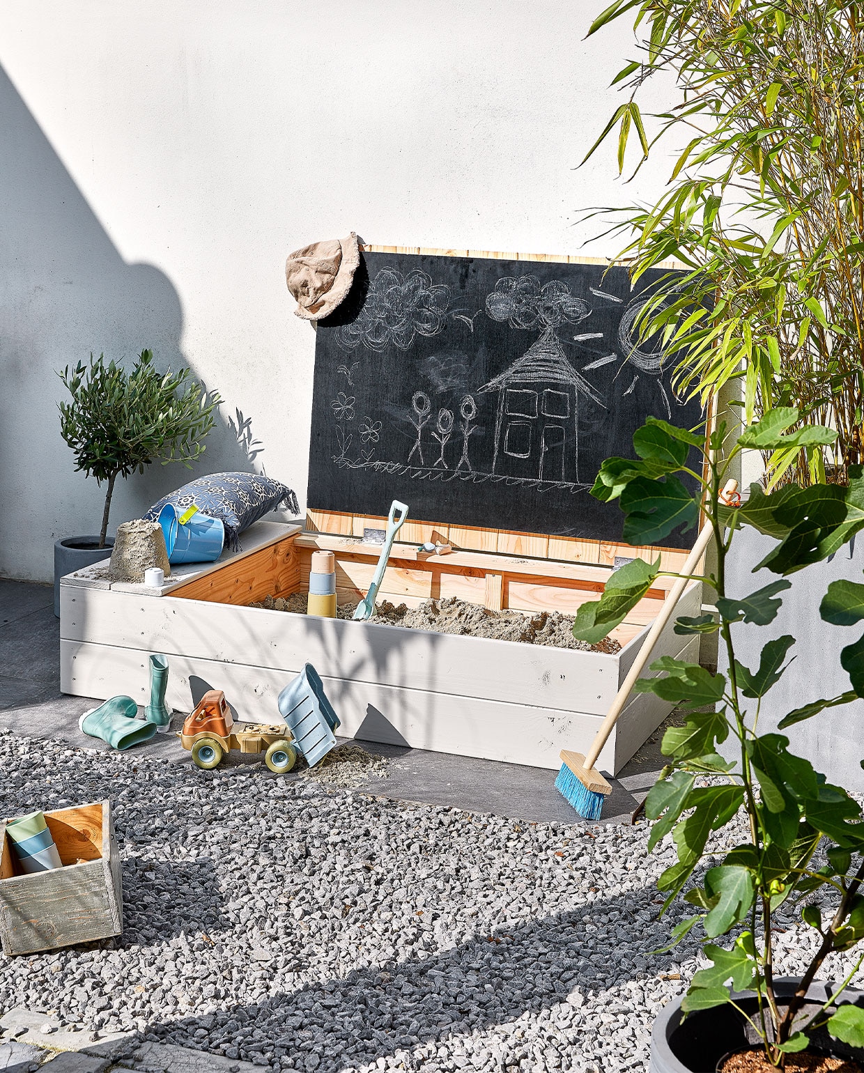 Kussen Grace € 29,99 (intratuin). Zandset € 19,95 en klepwagen € 22,95 van Bio-toys (ilovespeelgoed.nl). Schepje € 2,50 (hema). Laarsjes € 9,99, kinderbezem € 6,49 (intratuin.nl). Zonnehoedje € 9,99 (zara.com). Overig privébezit.