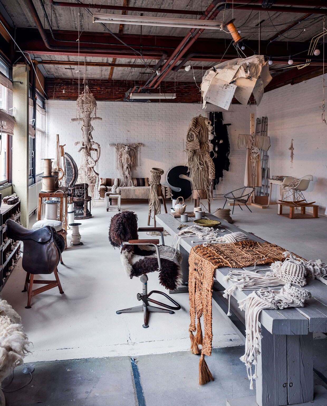 Toen ze voor een project in opdracht van Louis Vuitton kilo’s leerstalen opgestuurd kreeg, wist Sandra dat ze een groter atelier nodig had. Het werden twee doorgebroken klaslokalen in een voormalige school in Groningen.