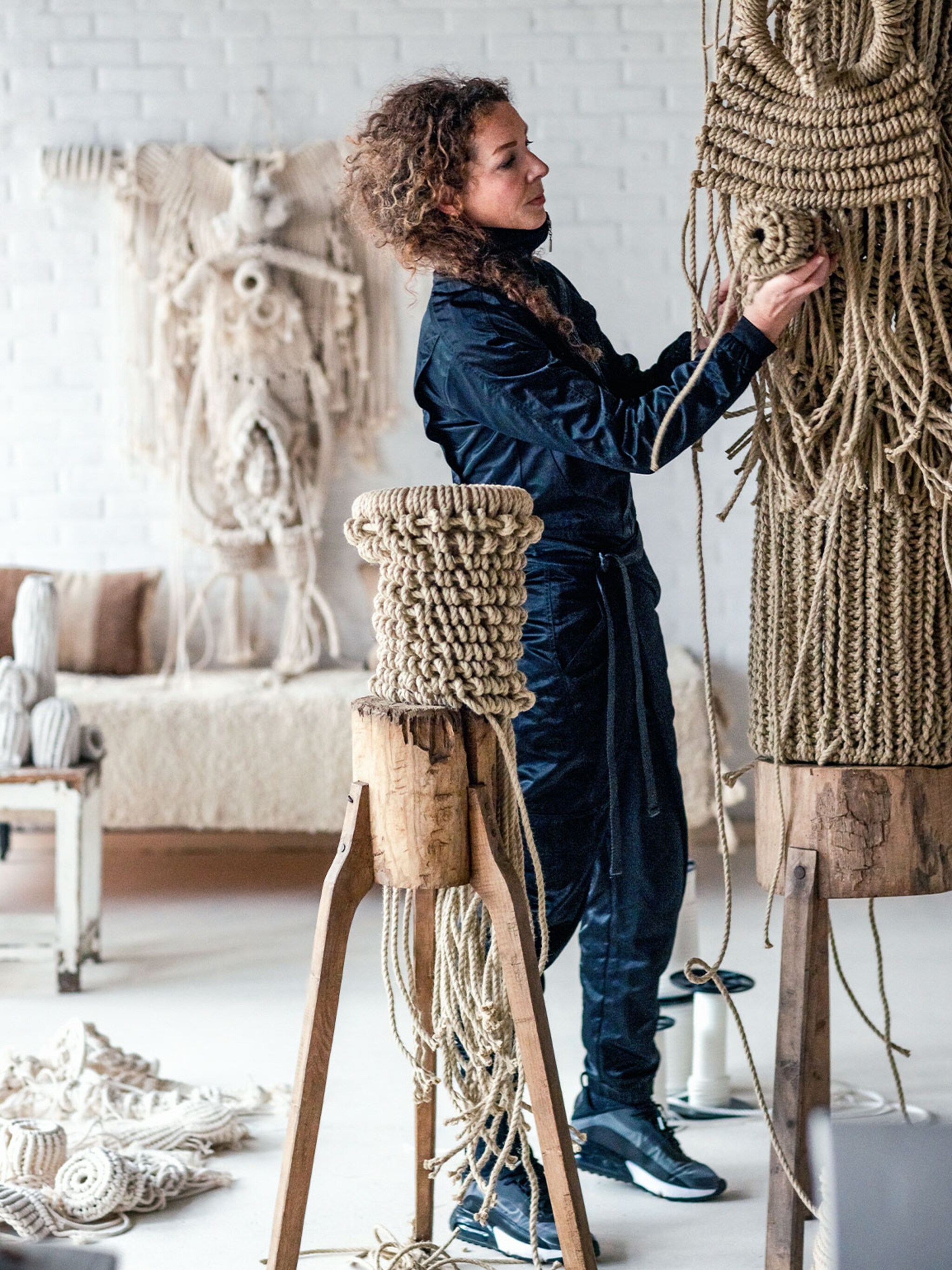 ontdek het ambacht sandra maakt knoopsculpturen van macrame