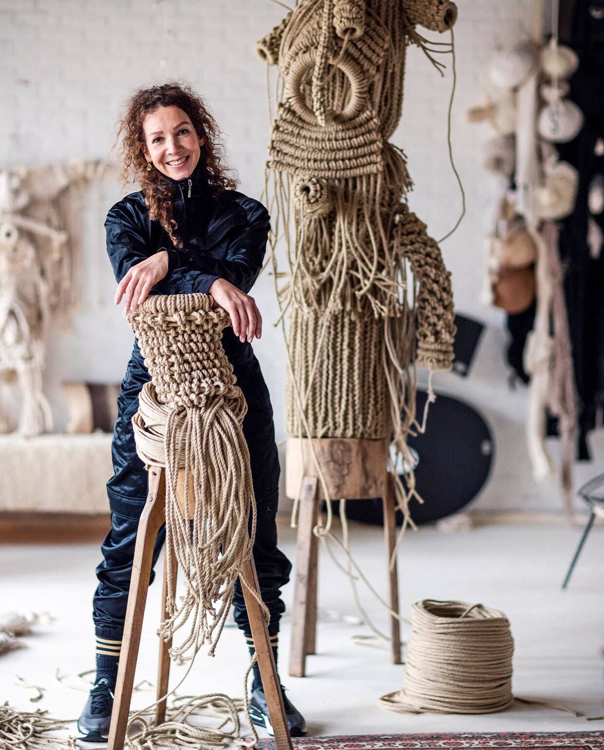 Sandra werkt met getwijnd katoentouw van een Europese touwslagerij, in natuurlijke kleuren. Is een sculptuur bestemd voor buiten, dan gebruikt ze hempex: synthetisch touw met een hennep-uitstaling.
