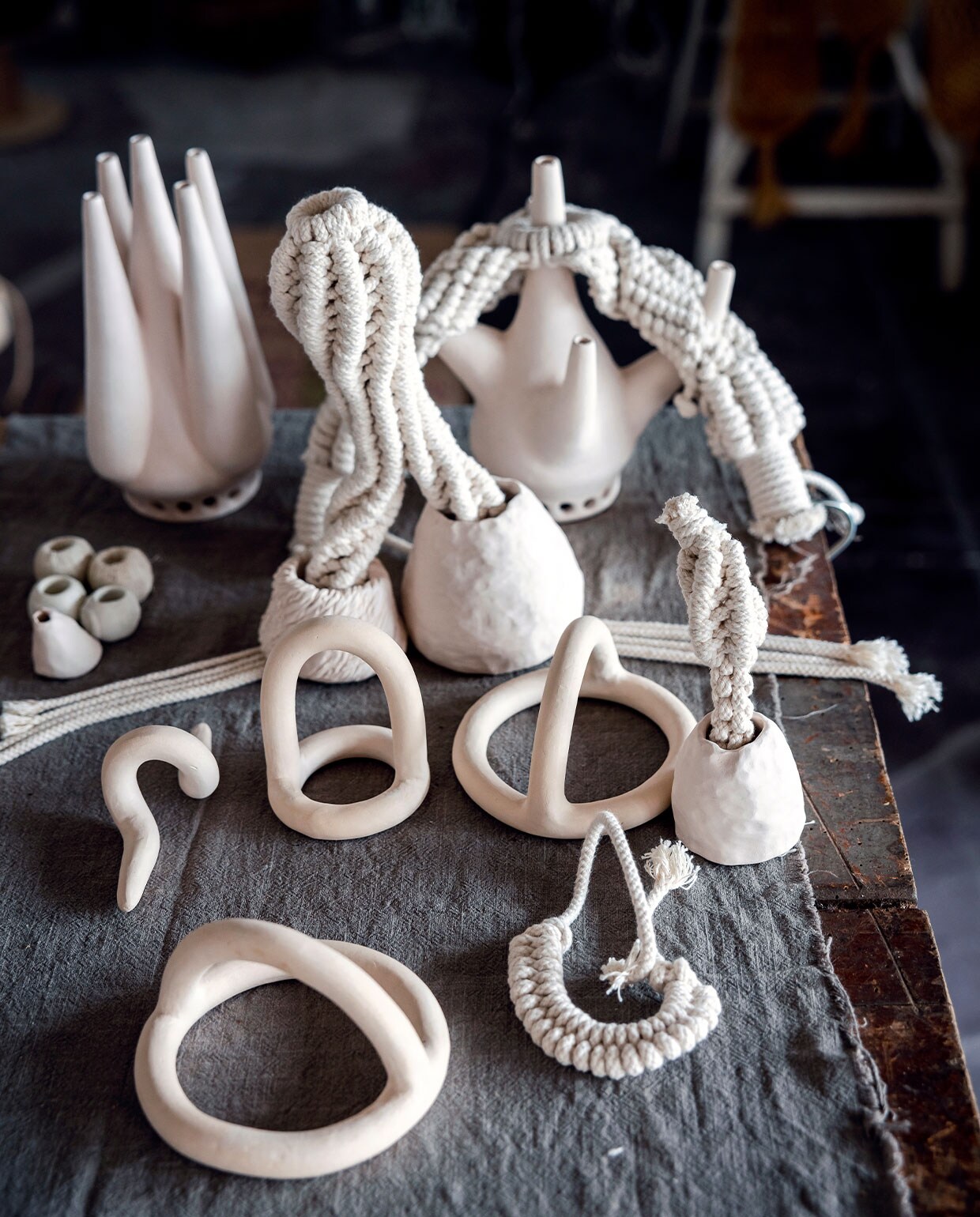 ‘Voor een nieuw project heb ik kleine keramische objecten gemaakt. Dat is weer een totaal nieuwe vormentaal, die ik ga toevoegen aan mijn sculpturen.’