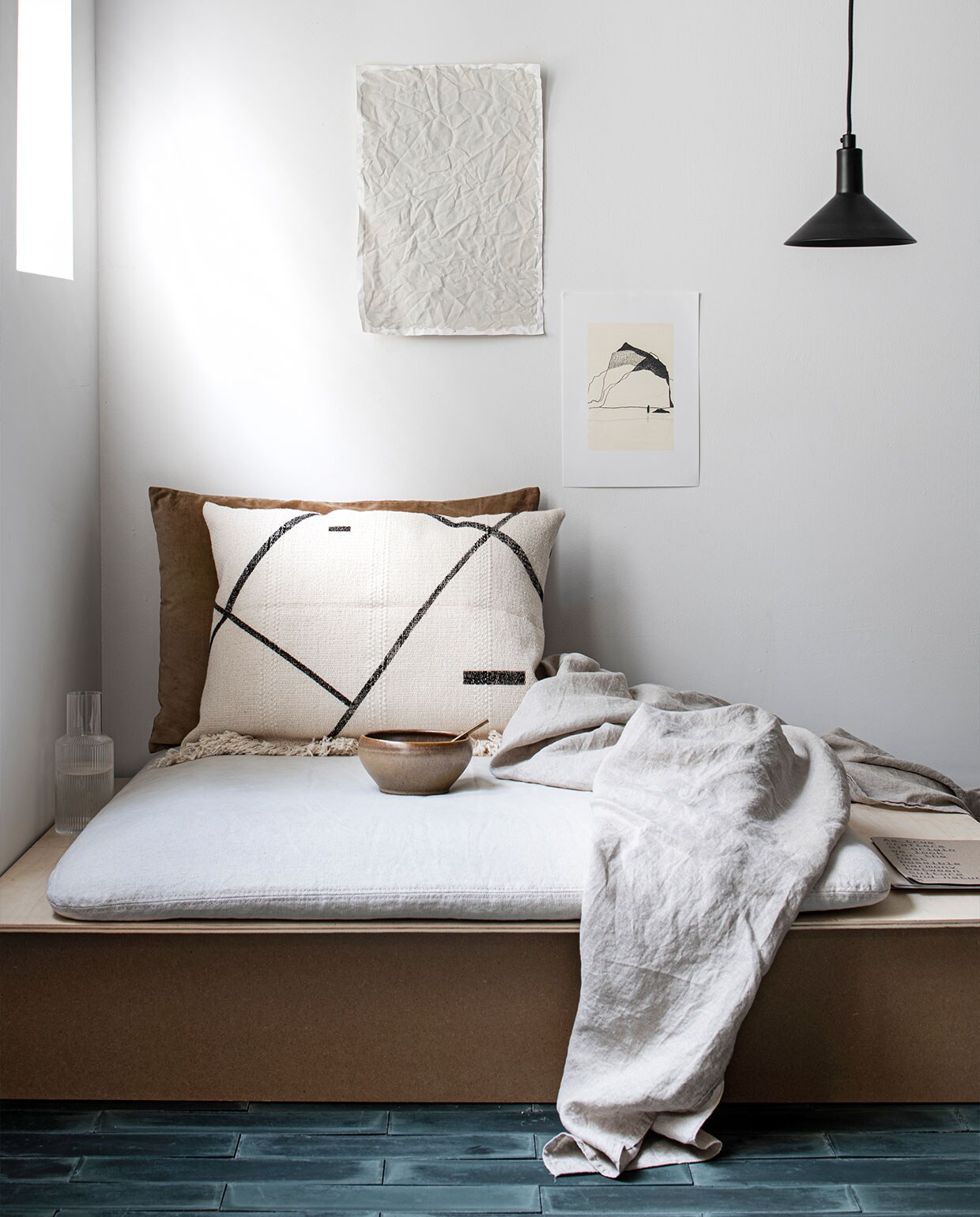Bank Söderhamn (ikea.be). Fluwelen kussenhoes donker kaki € 9,99 (hm.com). Linnen kussen Natural, inclusief binnenkussen € 26,50 (puurlifestyle.com). Illustratie @k.a.r.o.l.inka. Overig privébezit.