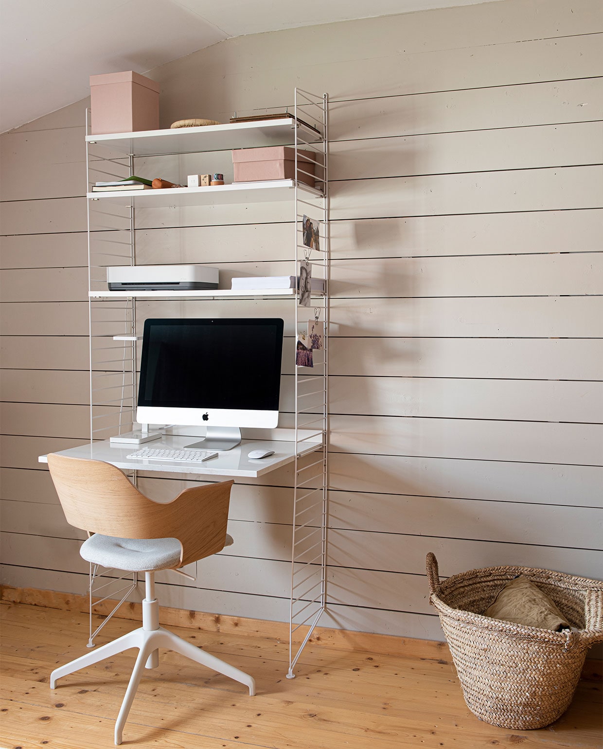 Wandsysteem met bureau String Furniture, mand Tine K Home, stoel Ikea.