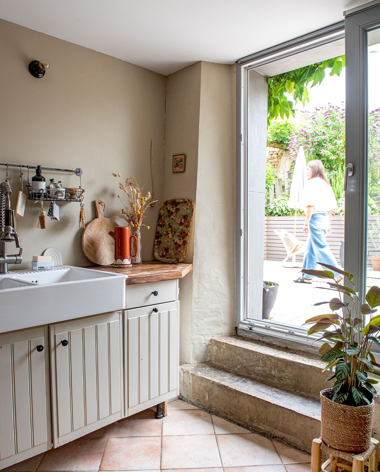 Keuken Ikea, muurlamp Zangra, wandrek Ikea, plank, dienblad en lijst vintage, schenkkan Portugees aardewerk via Chez la Fille du Boucher, plantenmand Jardiland, kruk vintage, de vloertegels lagen al in het huis.