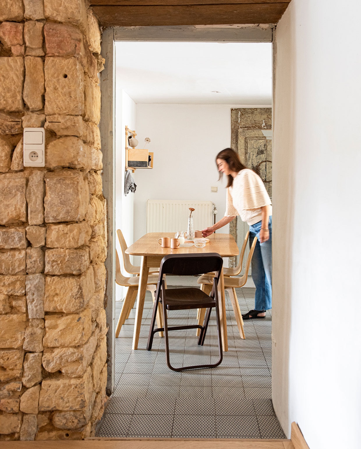 Klapstoel Fameg, tafel en stoelen La Redoute, wandplank Gethoeked.