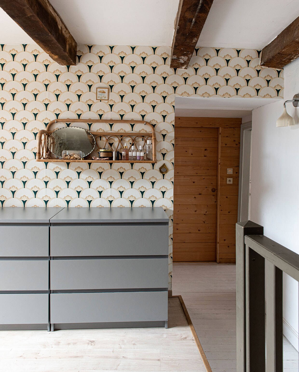 Behang van Papermint Paris, wandlamp Kartell, ladekasten Ikea, wandrek Le Petit Souk.