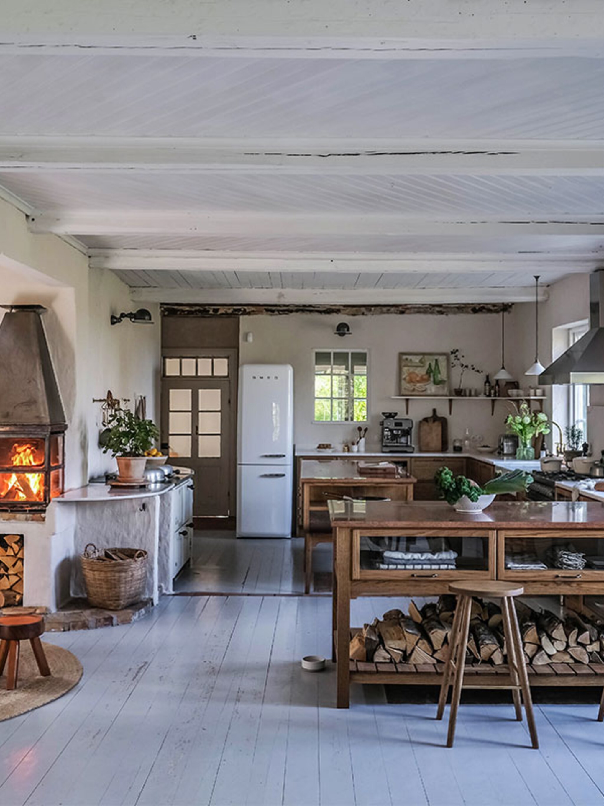 binnenkijken in een landelijke keuken met eikenhout en marmer