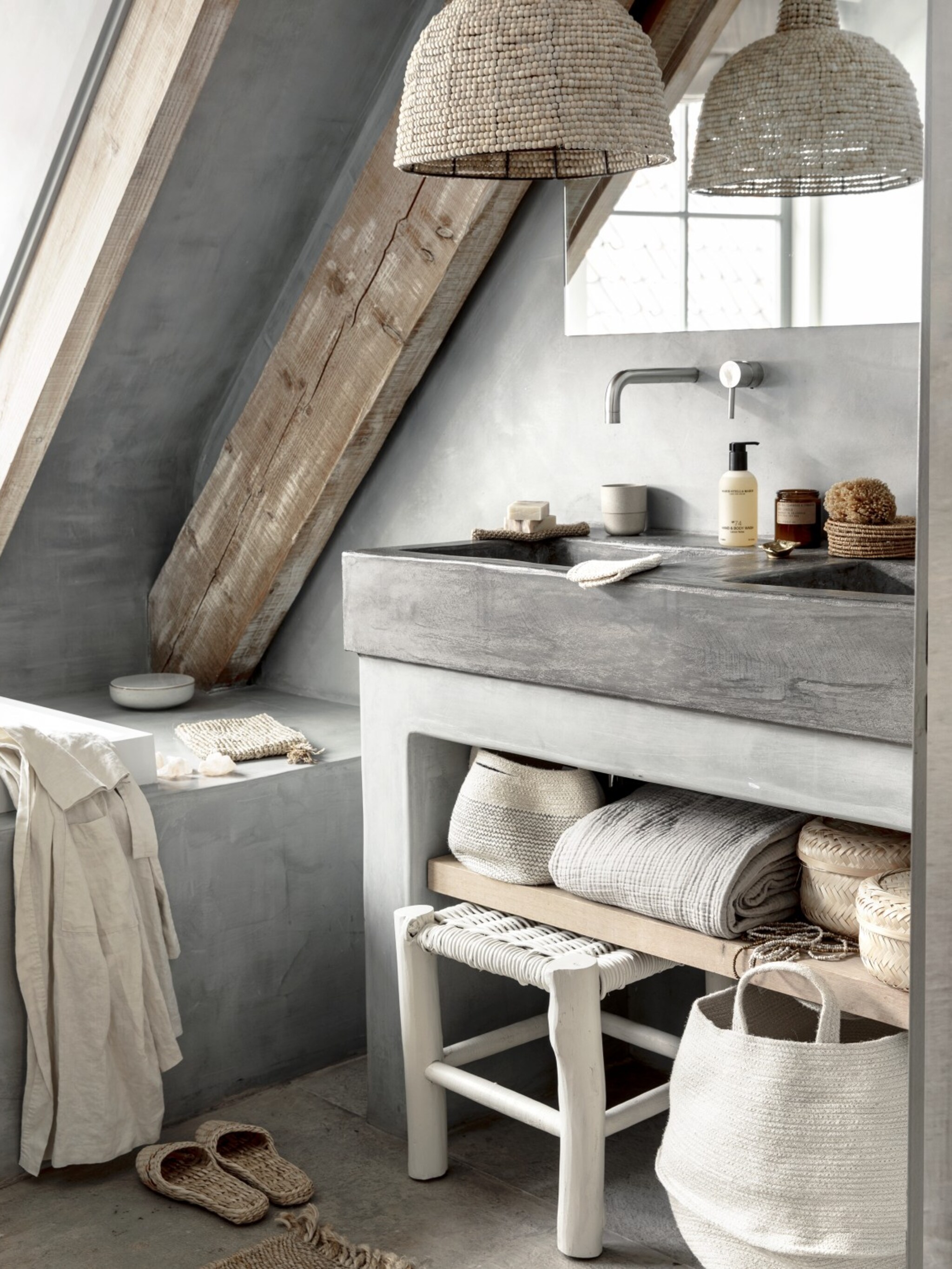 een badkamer met een schuin dak inrichten tips en inspiratie