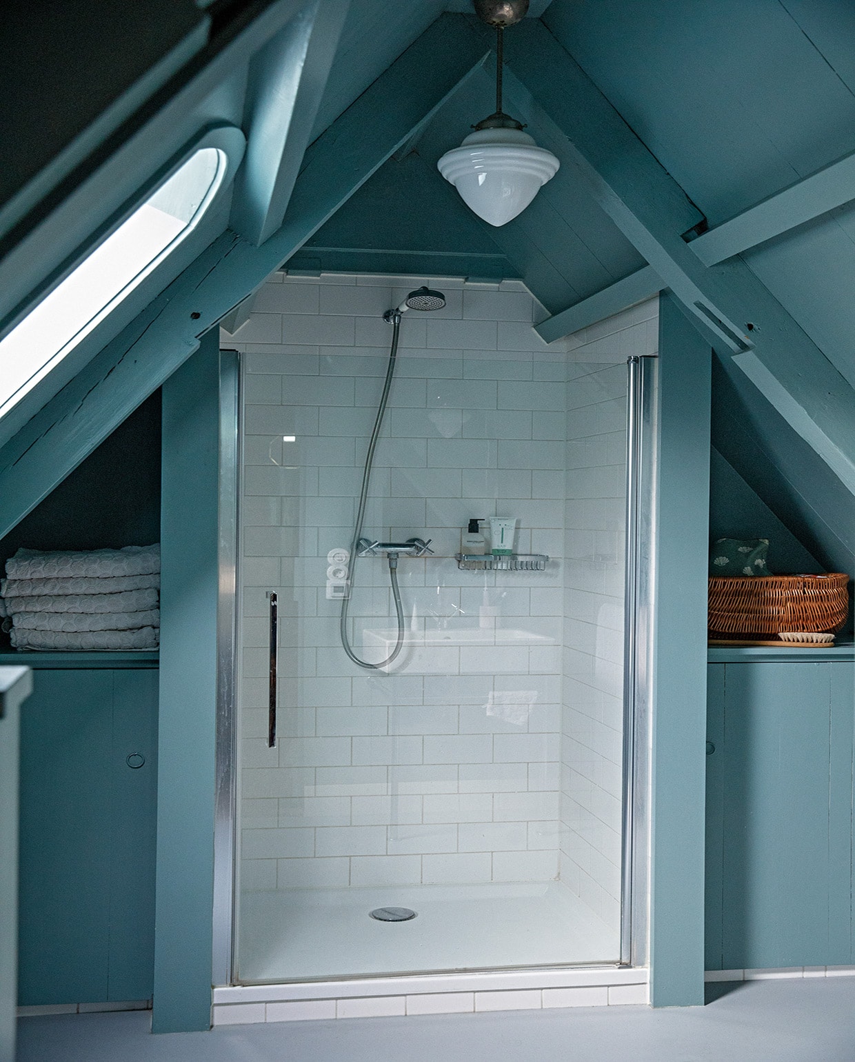 Muurverf Oval Room Blue van Farrow &amp; Ball, lamp Gispen, tegels herkomst onbekend, handdoeken Hema. Mand is een oude poppenwieg. Borstel Iris Hantverk.