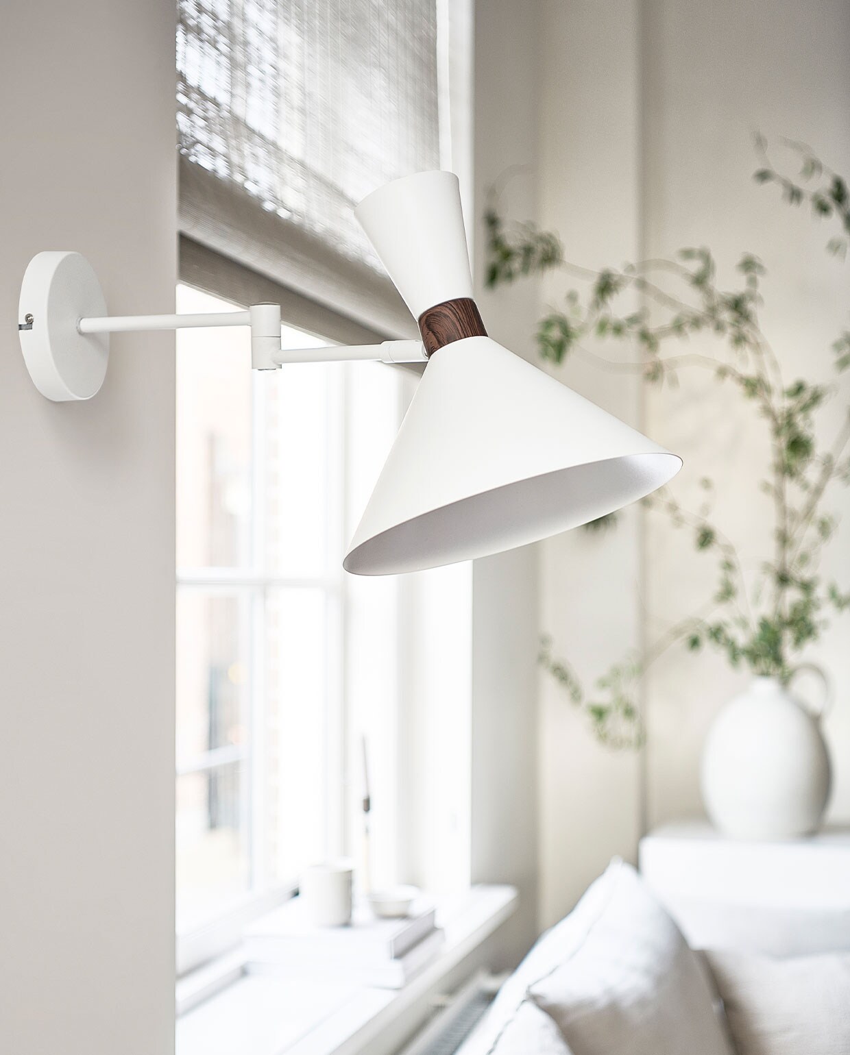 Matte zandgrijze metalen wandlamp Hoodies, 25x25x50,5 cm € 89,95 (ook verkrijgbaar in matzwart) | M.m.v. .be (bank Söderhamn), bemz.com (linnen hoes voor de bank), zarahome.com (vaas), bauwerkcolour.com (muurverf kleur Mykonos), nature-deco.com (raamdecoratie). Overig privébezit.
