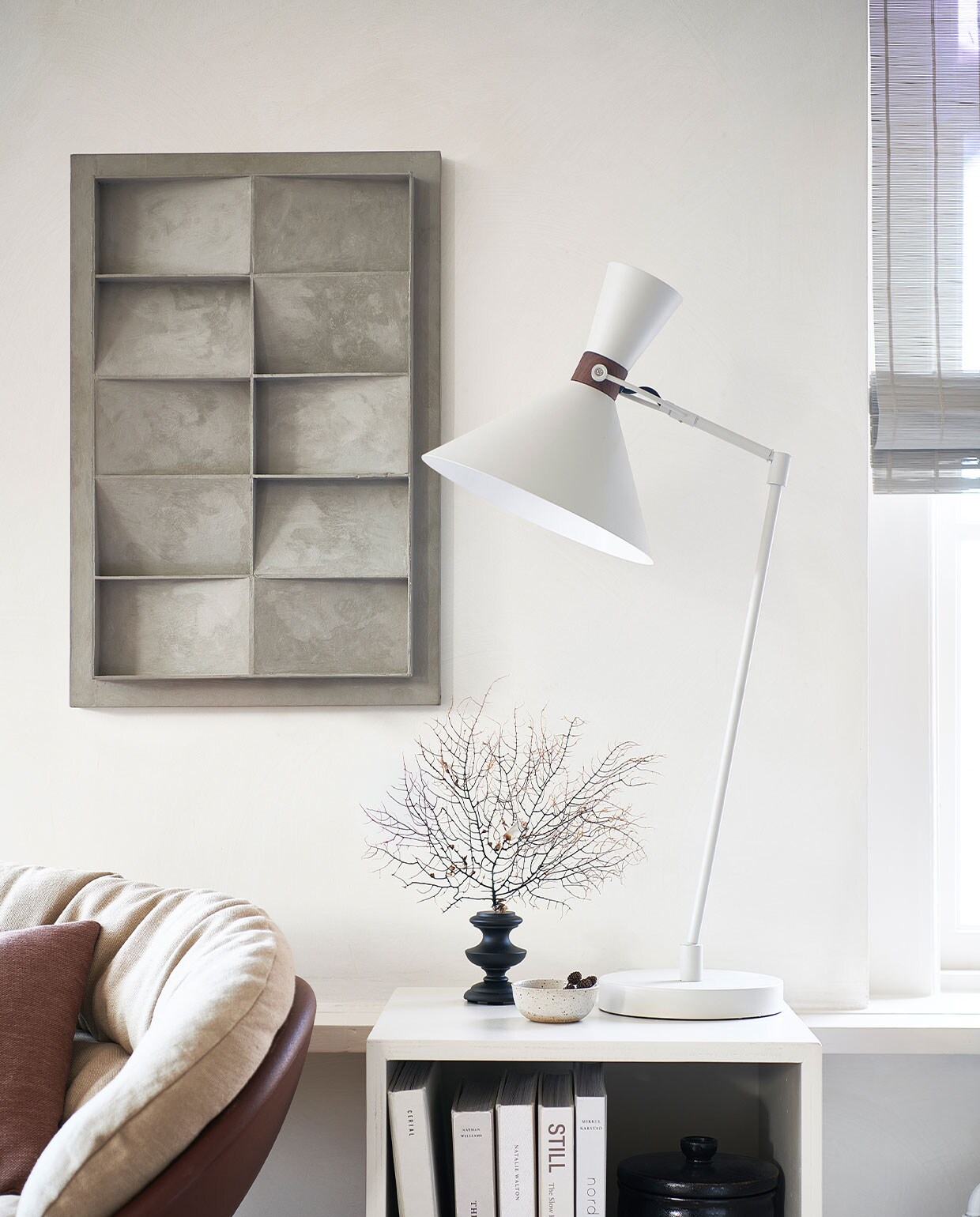 Matte zandgrijze metalen tafellamp Hoodies, 47x25x93 cm € 134,50 (ook verkrijgbaar in matzwart) | M.m.v. casagitane.com (kuipstoel Roly Poly met kussen), zarahome.com (bruin kussen), allestedlund.com (zwart koraal), atelierledition.com (kunstwerk N°05 in de kleur Stone, 60×40 cm), bauwerkcolour.com (muurverf kleur Mykonos), nature-deco.com (raamdecoratie). Overig privébezit.