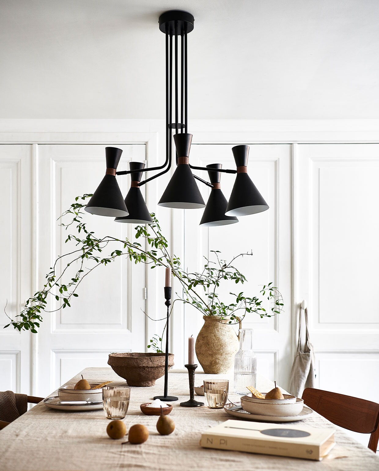 Matzwarte metalen hanglamp Hoodies uit vtwonen collectie (5 lampen), 20x86x83,5 cm € 399,- (ook verkrijgbaar in mat zandgrijs) | M.m.v. zarahome.com (vaas, kandelaren, tafelkleed, drinkglazen, servies), casagitane.com (bruine papier-maché schaal). Overig privébezit.