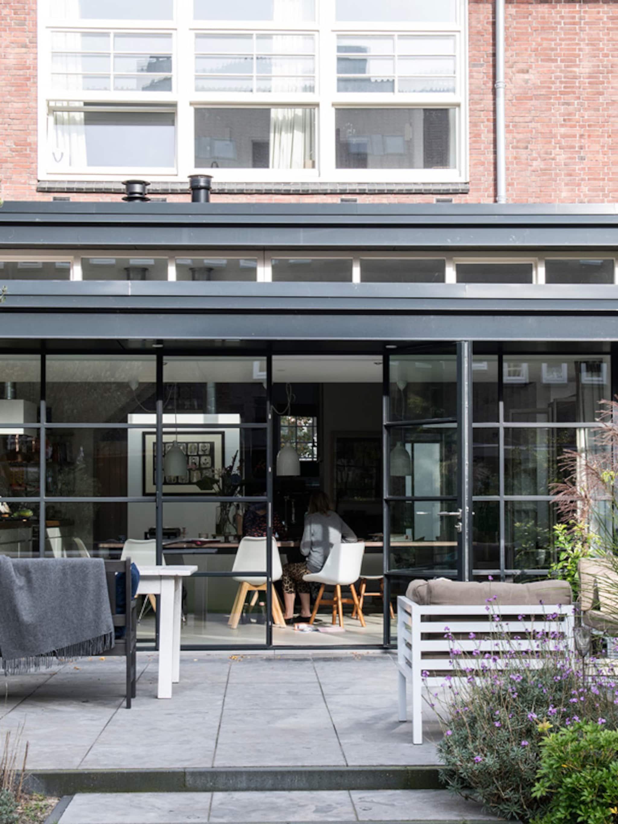 binnenkijken in een oud schoolgebouw in amsterdam