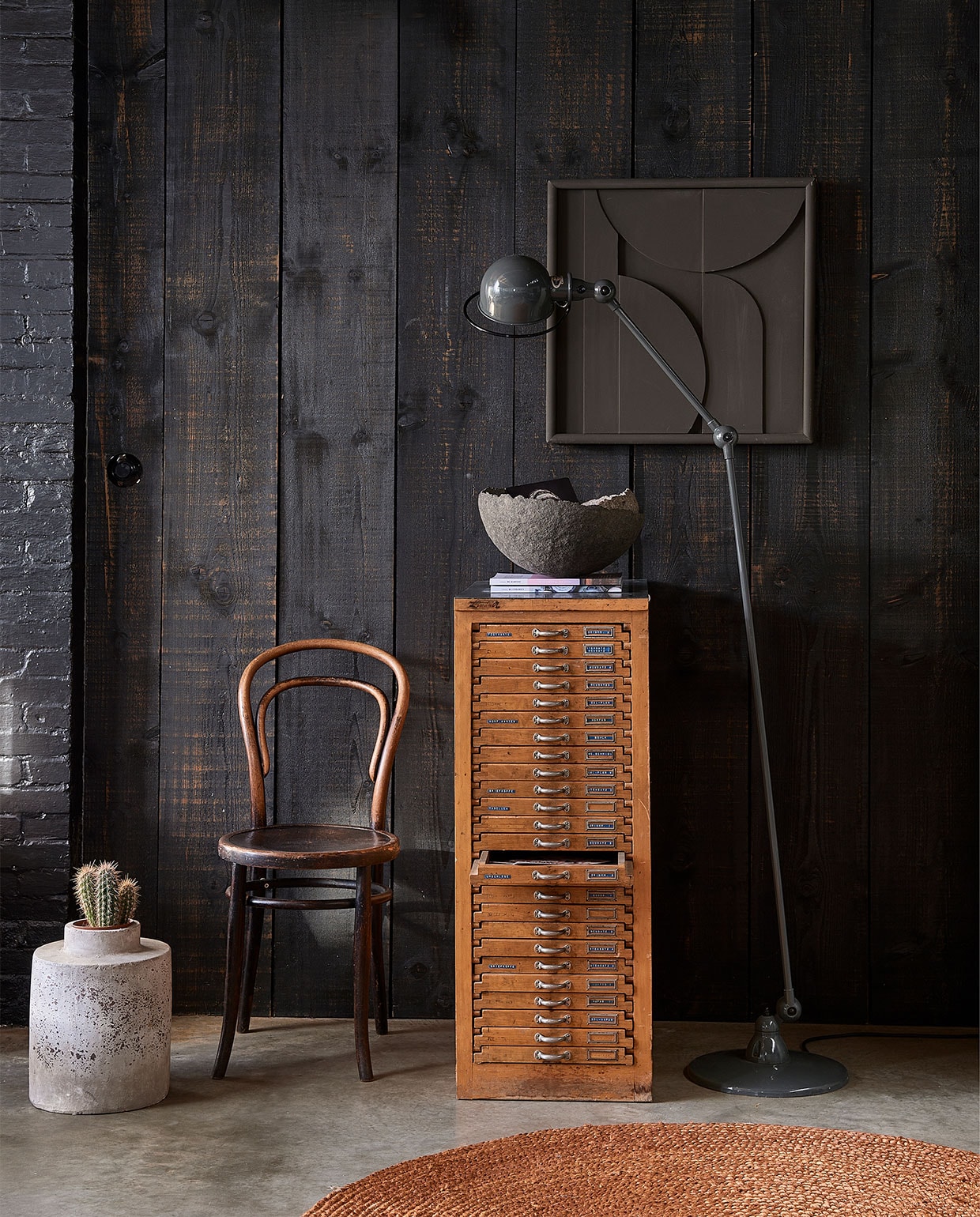 Houten ladenblok € 375,- (vandijkenko). Staande lamp Jieldé, prijs op aanvraag (fensdecor). Thonet stoel € 195,- (neeflouis). Abstract schilderij Fiona, 60×60 cm € 149,- (deeekhoorn.com). Bakken van papier-maché vanaf € 65,- (boxworx). Rond vloerkleed Ross, 150 cm (Ø) € 79,95 (fonq.be).