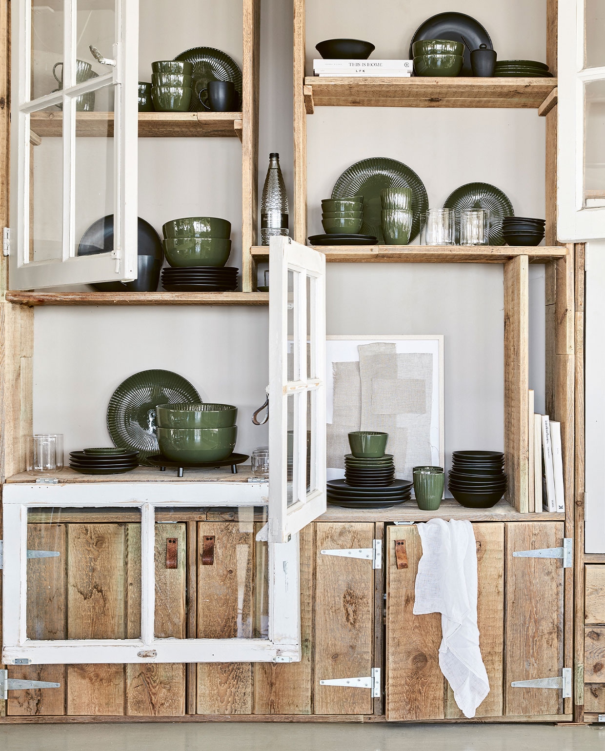 Donkergroen, porseleinen servies Relievo, 16-delig  ook verkrijgbaar als set met 4 kommenen los verkrijgbaar . Matzwart porseleinen servies,  Alle items zijn ook los  Houten fotolijst, exclusief afbeelding, waterglazen. Matzwart dienblad op pootjes, witte linnen theedoek 60×60 cm Overige items privébezit.