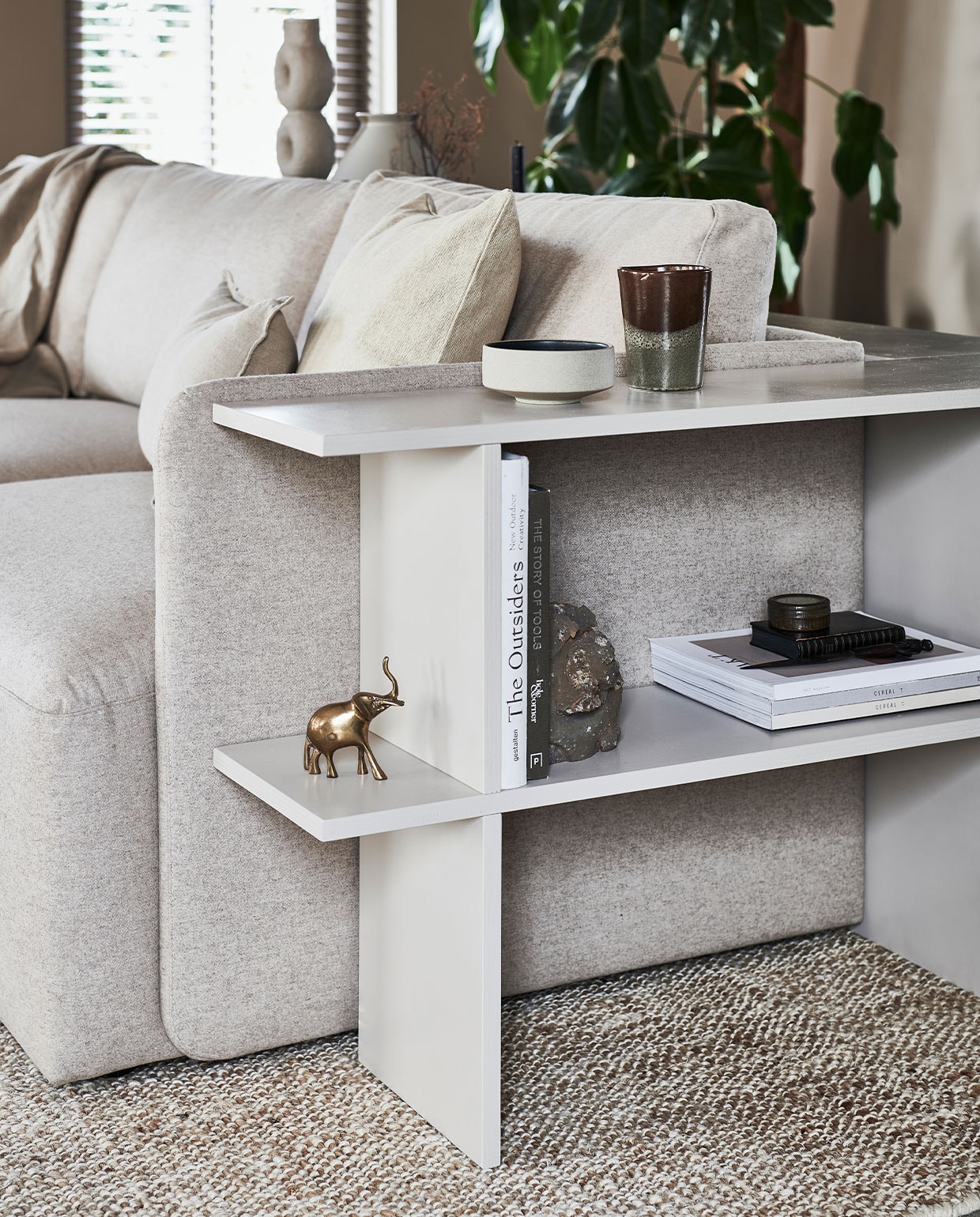 Verf op de muur Mushroom 142 (littlegreene). Ruime driezitsbank Cube in stof facet kiezel € 3610,- (studio-henk). Juten vloerkleed, 300×400 cm € 599,-, gestreept kussen, 45×45 cm € 17,99, mok € 15,99, linnen plaid, 230×250 cm € 149,- (zarahome.com). Overig privébezit.