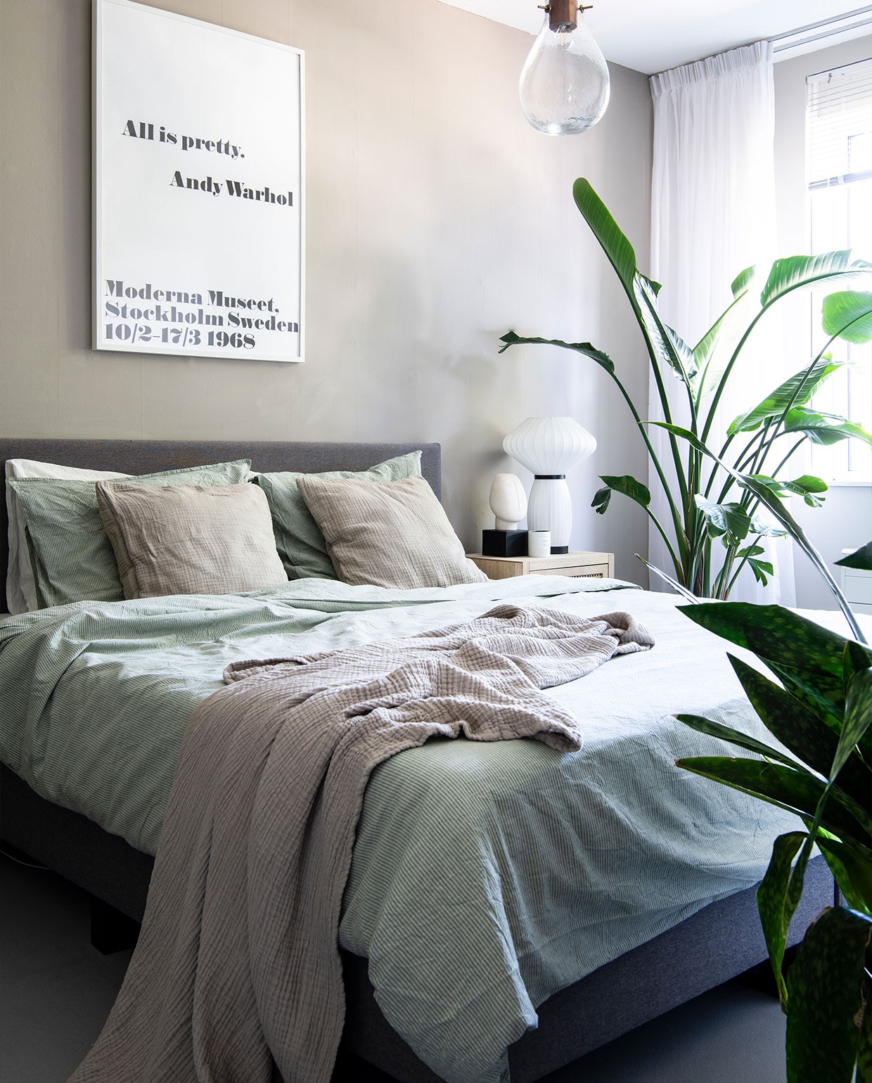 Bed Ikea, beddengoed en hanglamp H&amp;M Home. Lijst Ikea, poster Modern Museum Stockholm. Lampen op nachtkast Kwantum. Planten: Strelitzia Nicolai, Sansevieria Zeylanica.