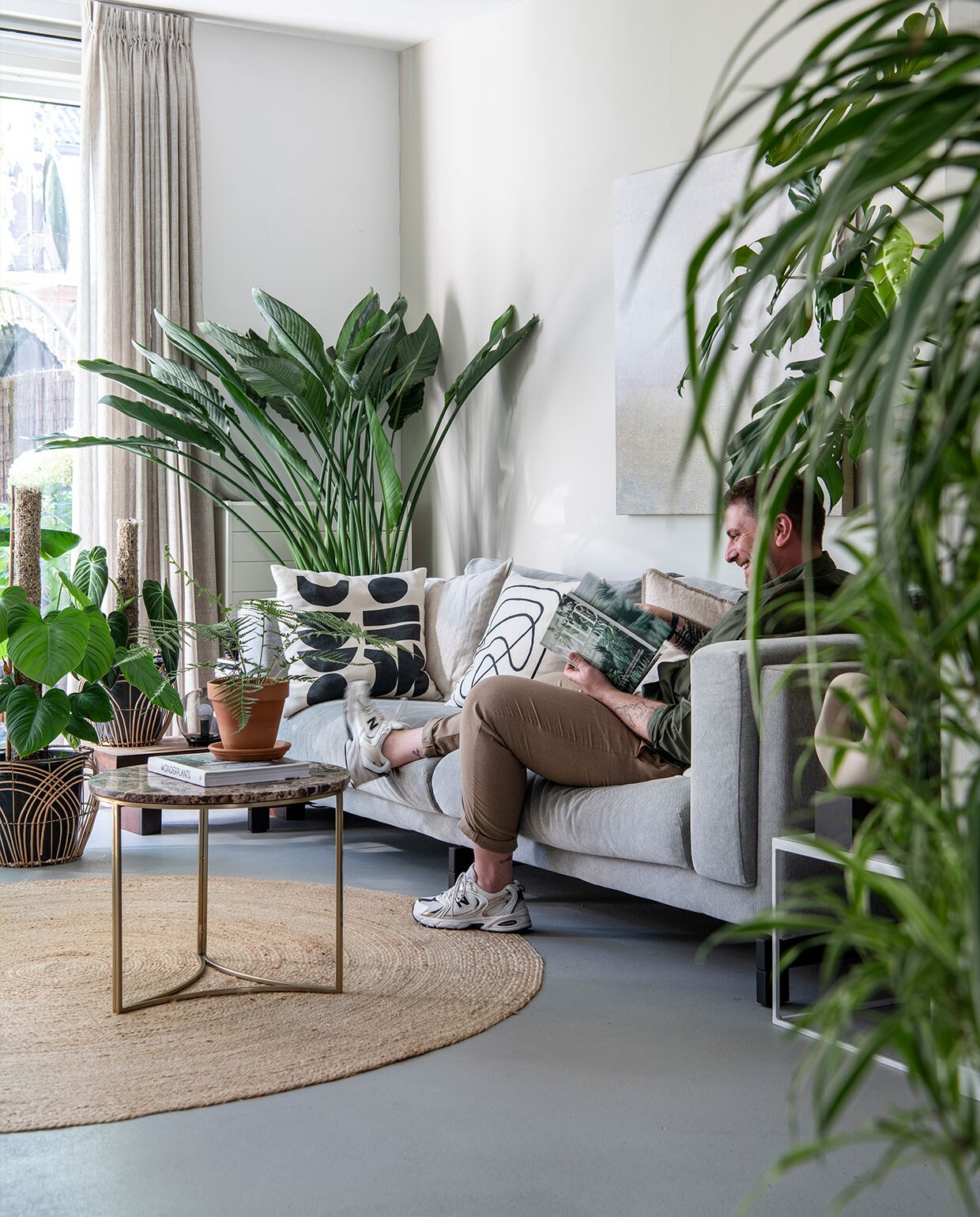 Kleed Kwantum, kussens en koffietafel H&amp;M Home, gordijnen Leen Bakker. Bank Ikea. Plantenpotten Intratuin, Xenos. Schilderij Zara Home. Planten: Strelitzia Reginae, Dicksonia Antarctica.