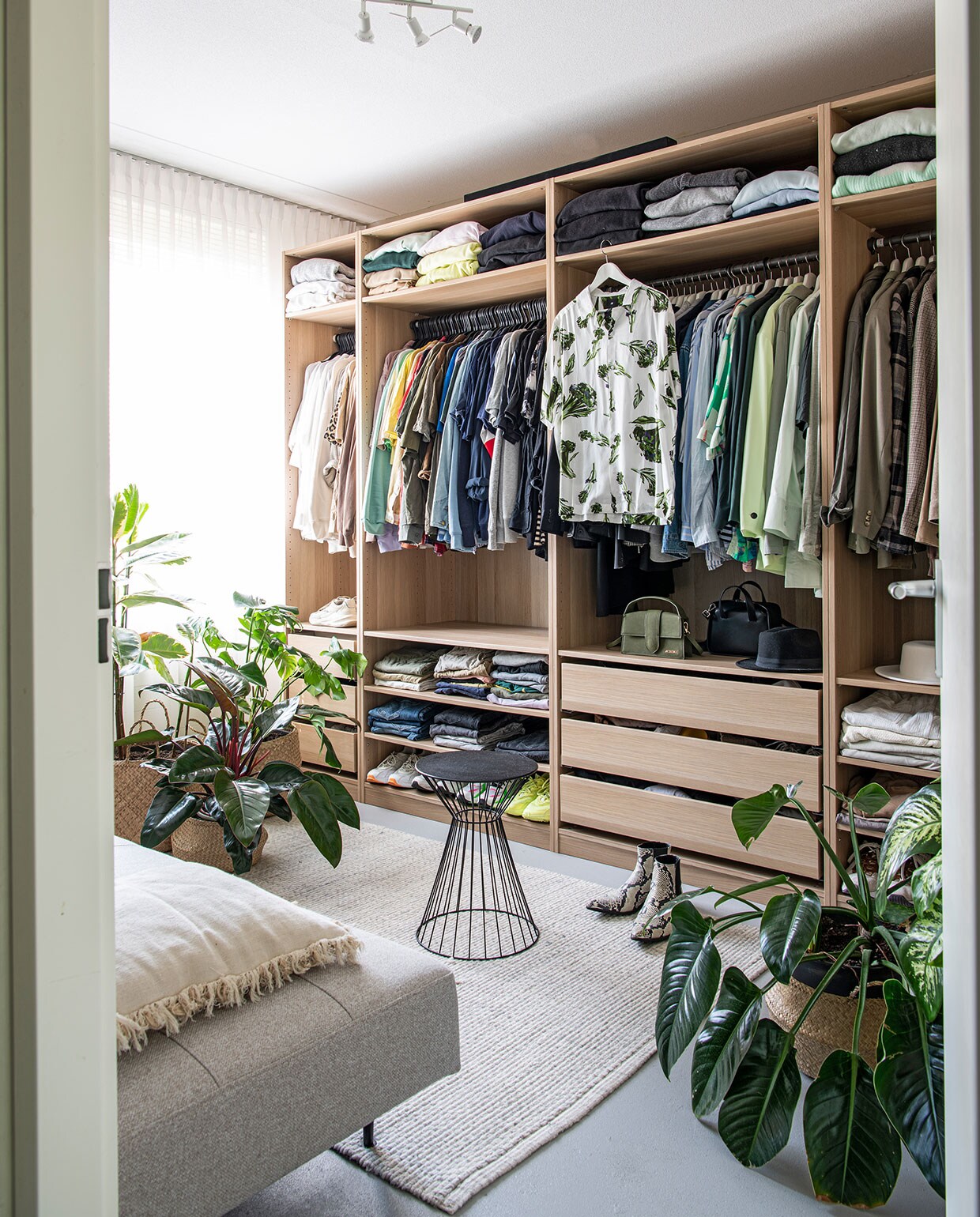 Kledingkast Ikea, kleed H&amp;M Home, bank Karwei, tafel en manden Kwantum. Planten Philodendron Imperial Red en Philodendron Imperial Green.