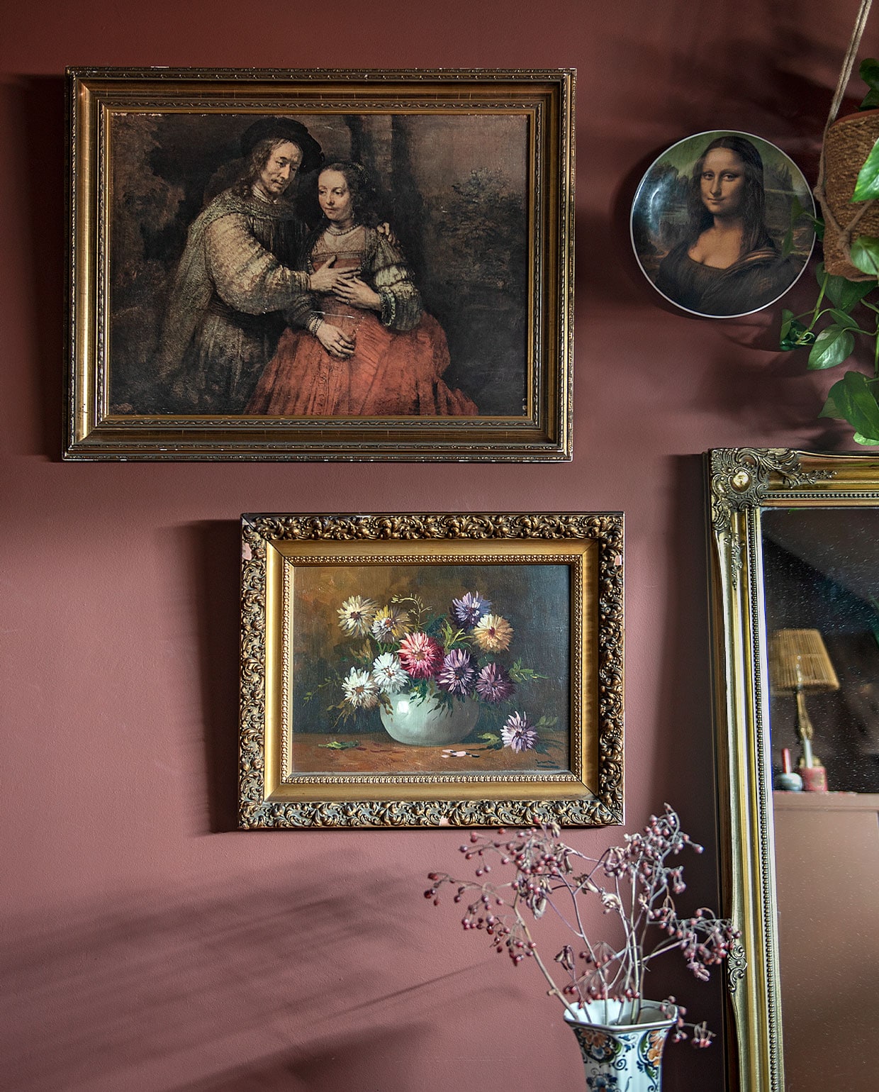 Het bloemenschilderij komt uit Bas’ familie, het andere is een kringloopvondst. Bord Mona Lisa is gekocht in een museumwinkel, de grote spiegel in een antiek- zaak.