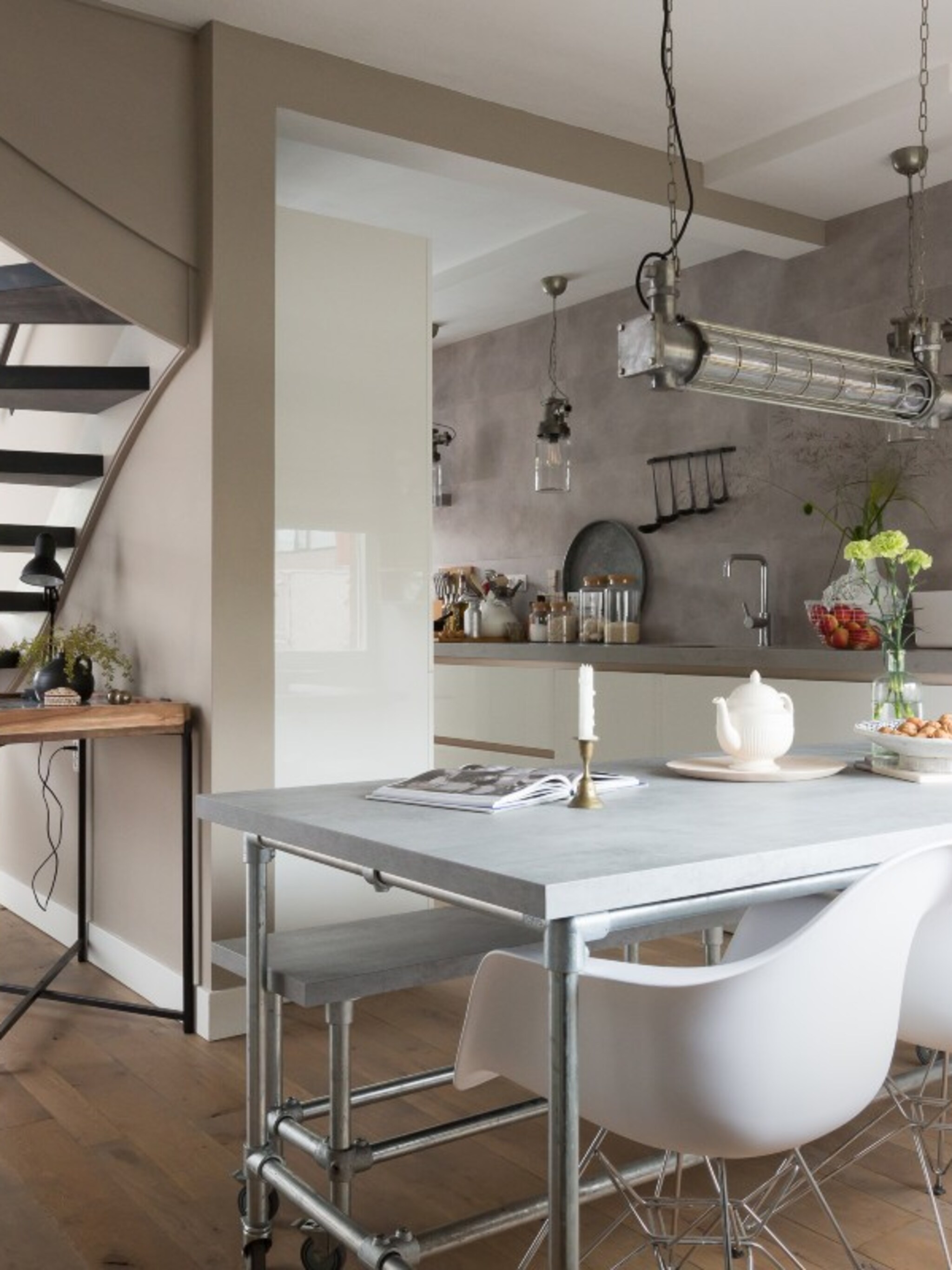 zo geef je een strakke designkeuken een warmer uiterlijk
