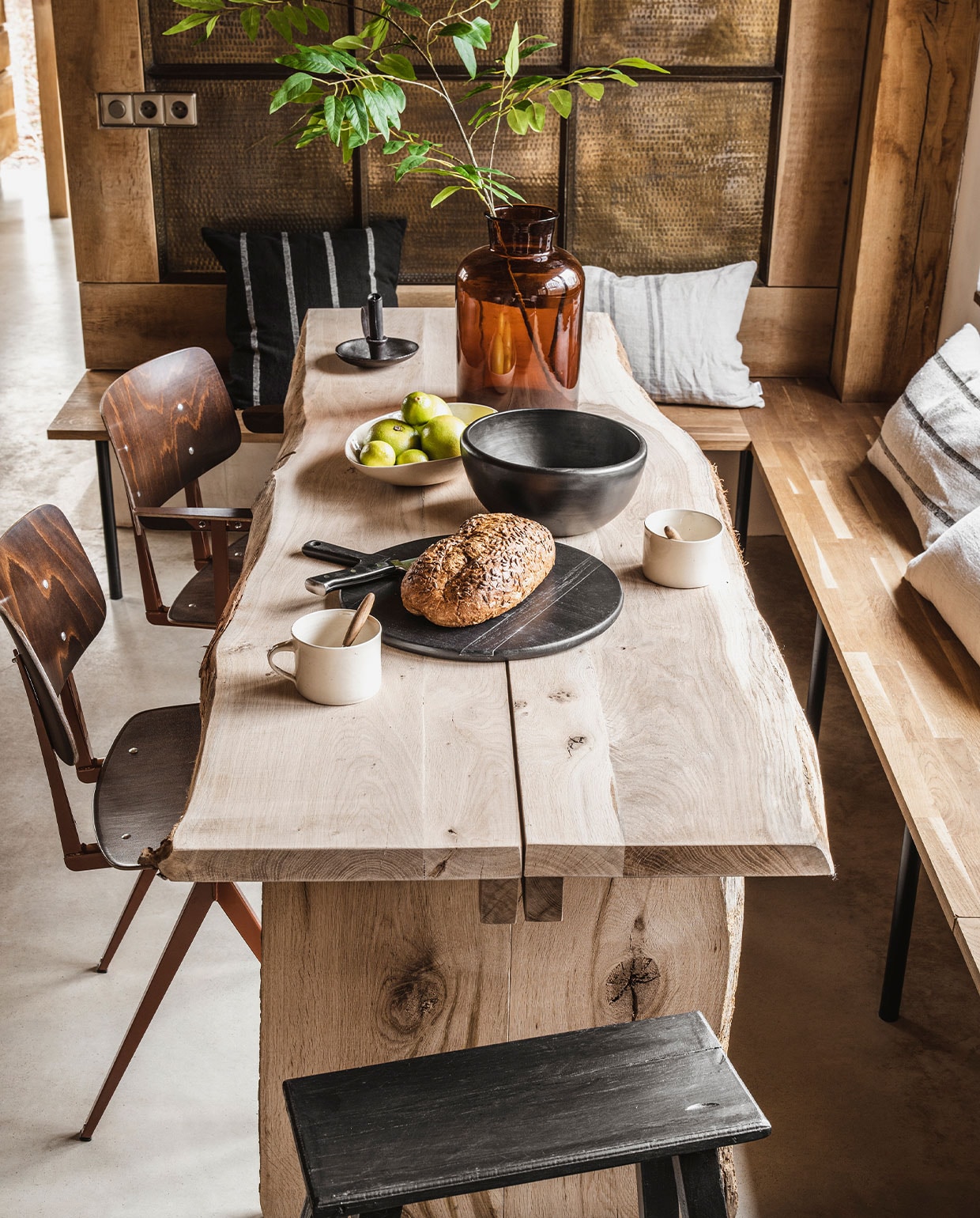 Eettafel gemaakt van eikenplanken (zie werkbeschrijving pag. xx). Houten kruk € 97,25, zwarte schaal € 53,95, koppen van Wonki Ware, per stuk € 19,95, crèmekleurig schaaltje van Wonki Ware € 75,95, zwart gestreept kussen € 53,95, naturel gestreept kussen links € 40,95, naturel gestreept kussen rechts € 47,95 (loftloft). Stoelen Galvanitas S16 zonder armleuning € 209,-, met armleuning € 269,- (demachinekamer). Houten broodplank € 34,95 (hetkabinet). Overig privébezit.