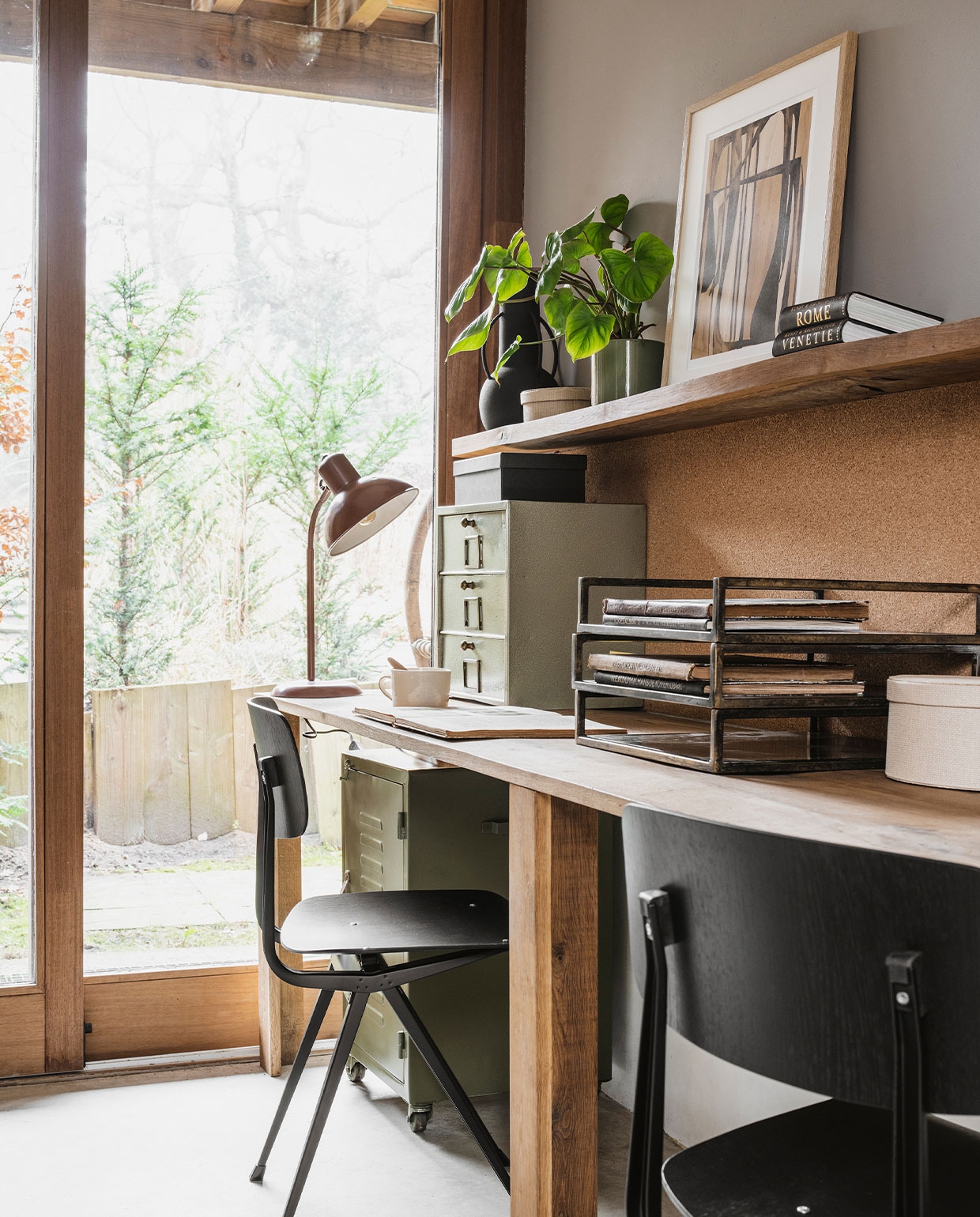 Stoelen Result van Hay, per stuk € 325,- (vtwonen.be). Groene rolcontainer Ezra € 199,-, tafellamp Terra € 119,-, metalen dienblad Square, drie op elkaar gestapeld, per stuk € 59,- (hetkabinet). Metalen kleppenkast € 135,- (brut). Ingelijste print Instant Karma, oakwood frame, 40×50 cm (wetpaintboutique). Witte kop van Wonki Ware € 19,95 (loftloft). Overig privébezit.