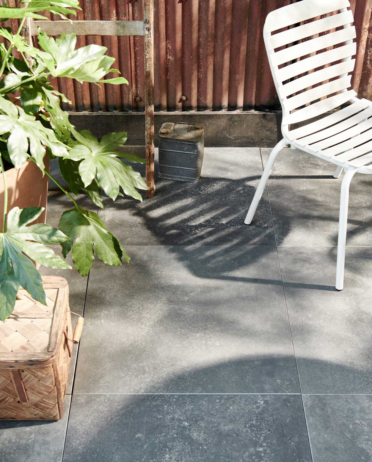 Buitentegels Solostone Uni Chateau Black, 70x70x3,2 cm per m² € 69,95.