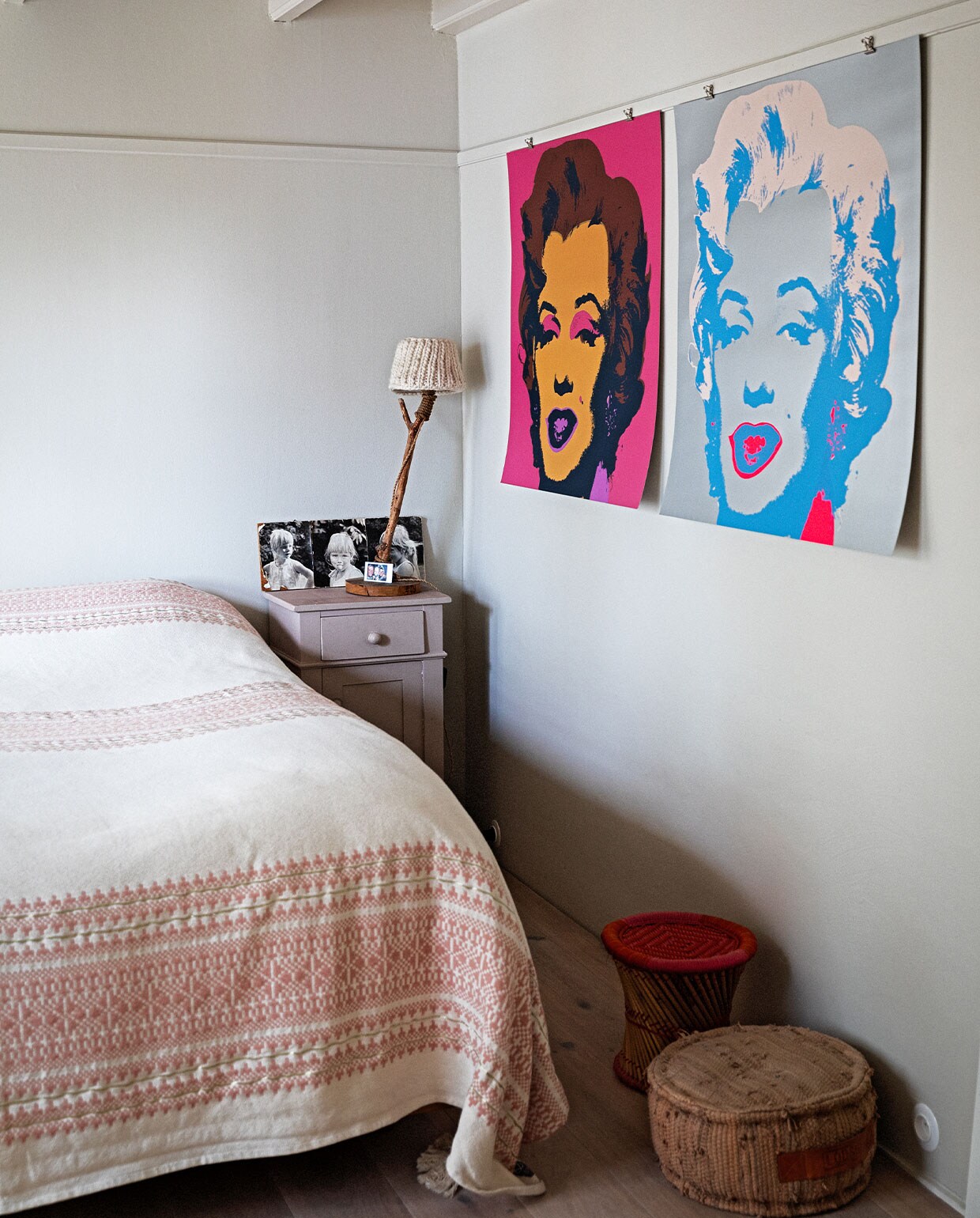 Kast brocante markt. Zeefdruk Marilyn Monroe van Andy Warhol via Sunday B. Morning. Lamp en poef Loods 5. Rieten kruk Hema. Overig herkomst onbekend.