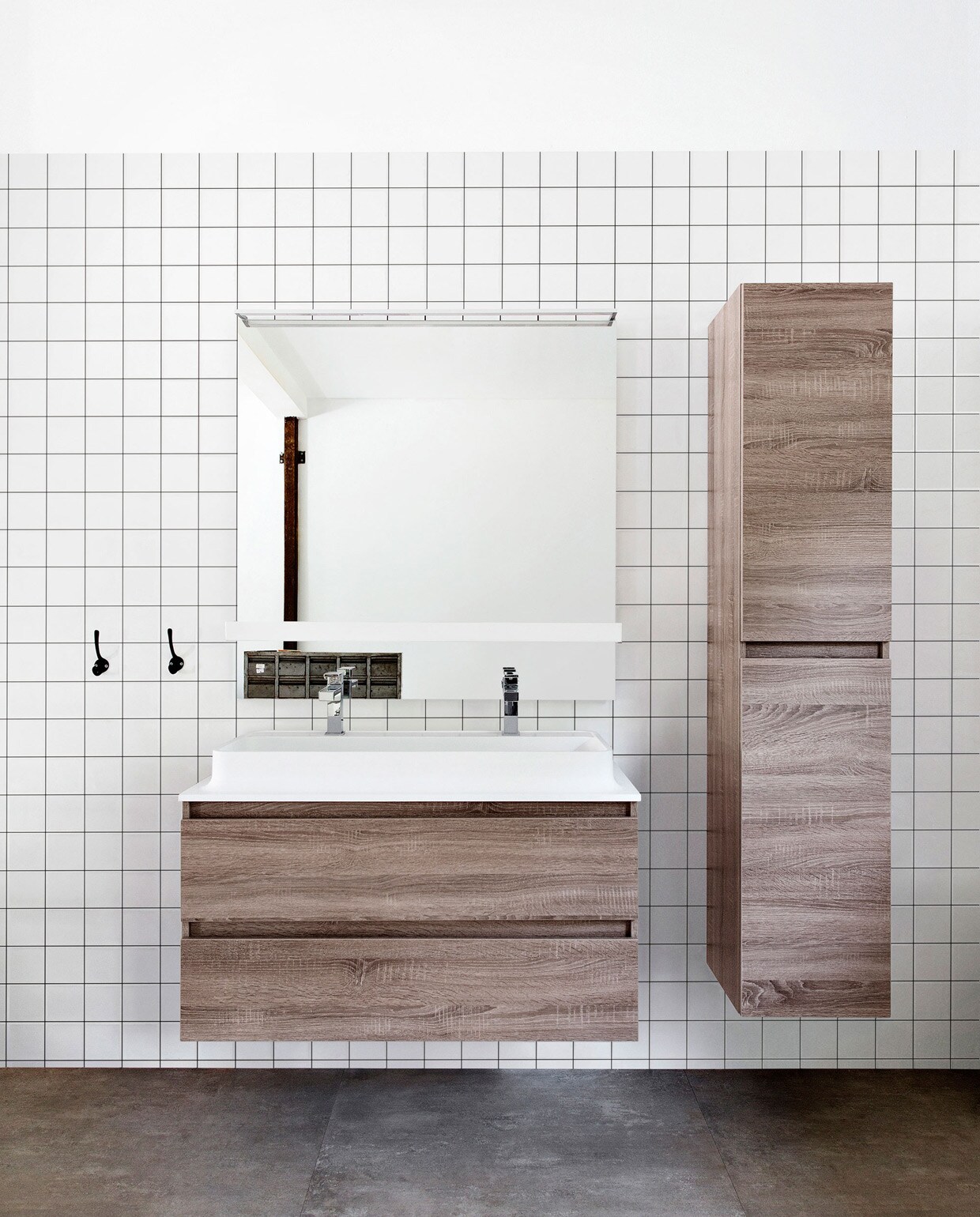Tegels Square in kleur Powder White, 10×10 cm, wastafel Shell in kleur Powder White met 1 kraangat 100x50x10 cm (bxdxh),onderkast Shell in kleur Powder White met 2 lades 100x50x40 cm (bxhxd), kast Shell in kleur Powder White met 2 deuren, 170x35x35 cm (hxbxd), spiegel Groove zonder verlichting 100×100 cm